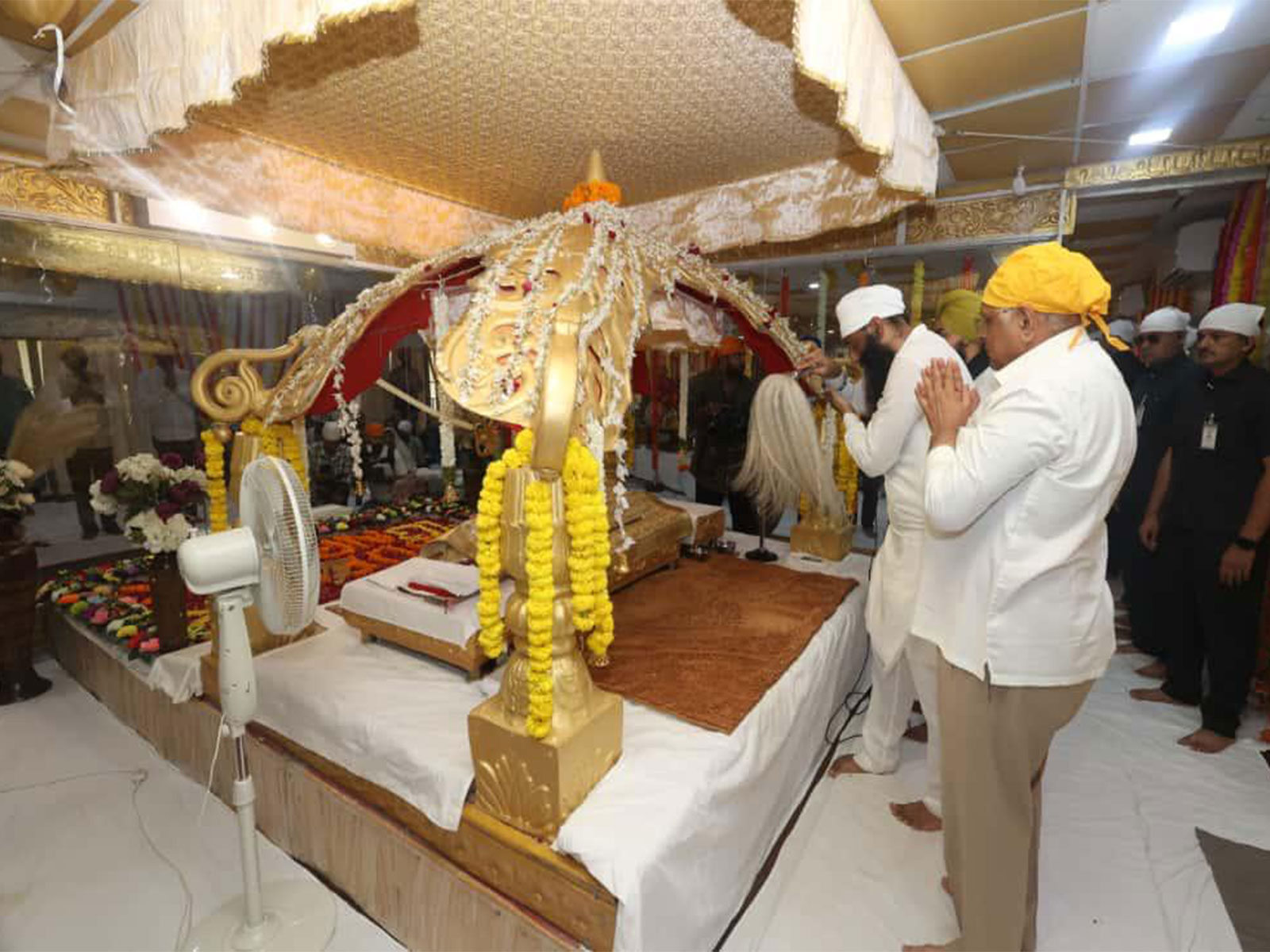 Gujarat CM Bhupendra Patel offer prayers and pays respect to Guru Granth Sahib, on Guru Nanak Jayanti (Photo/@Bhupendrapbjp) Gujarat CM Bhupendra Patel offer prayers and pays respect to Guru Granth Sahib, on Guru Nanak Jayanti (Photo/@Bhupendrapbjp)