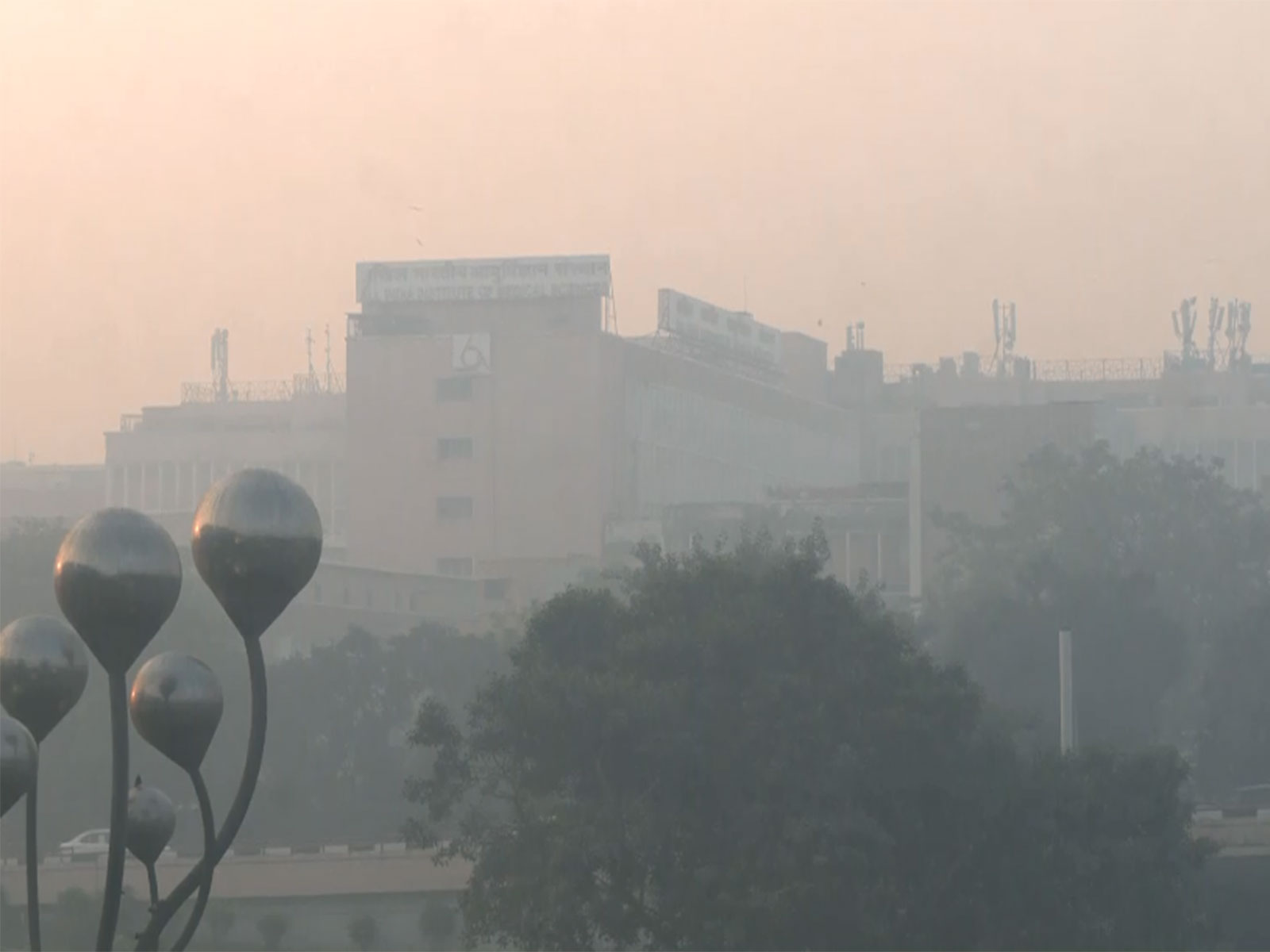 Delhi AIIMS enveloped in smog (File Photo/ANI) Delhi AIIMS enveloped in smog (File Photo/ANI)