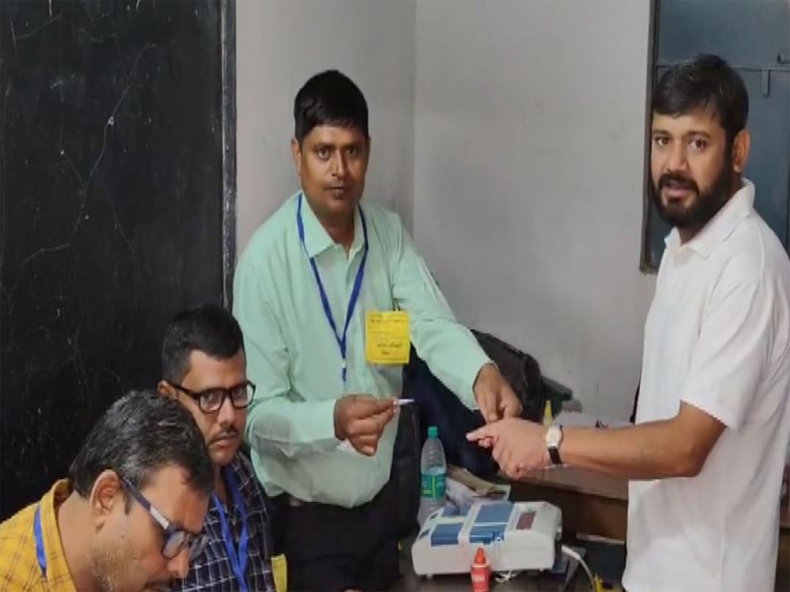 Congress leader Kanhaiya Kumar casts his vote in Begusarai (Photo/ANI) Congress leader Kanhaiya Kumar casts his vote in Begusarai (Photo/ANI)