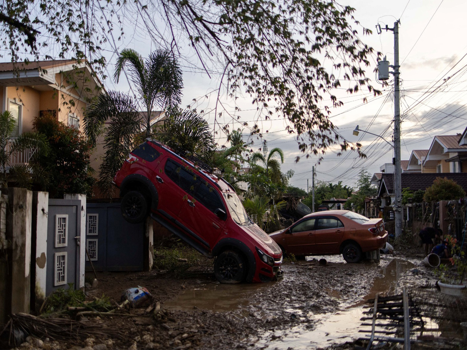 Cars swept away by floods brought by Typhoon Kalmaegi are left on a street in Cotcot, Liloan, Philippines, November 5, 2025. (Photo/Reuters) Cars swept away by floods brought by Typhoon Kalmaegi are left on a street in Cotcot, Liloan, Philippines, November 5, 2025. (Photo/Reuters)