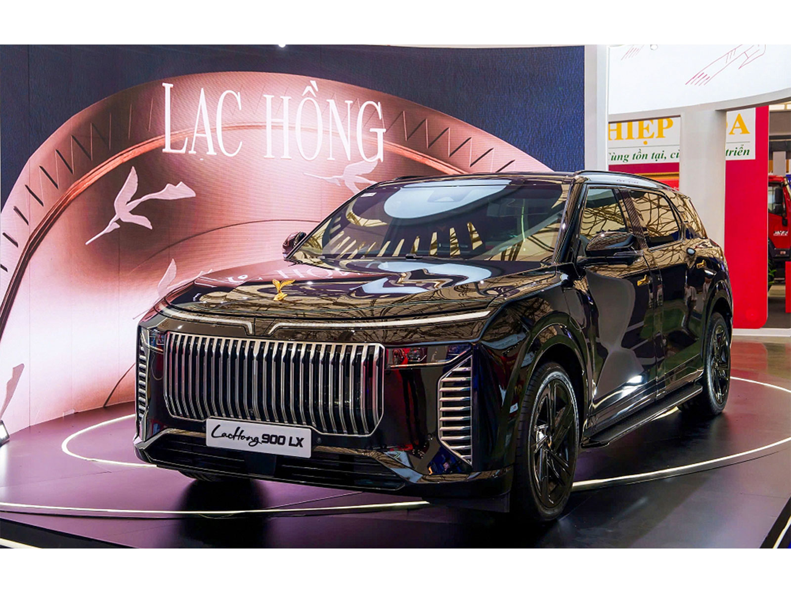 Developed by VinFast, the country’s young automaker, in partnership with INKAS of Canada, the Lac Hong 900 LX is both a symbol of industrial maturity and a technological milestone