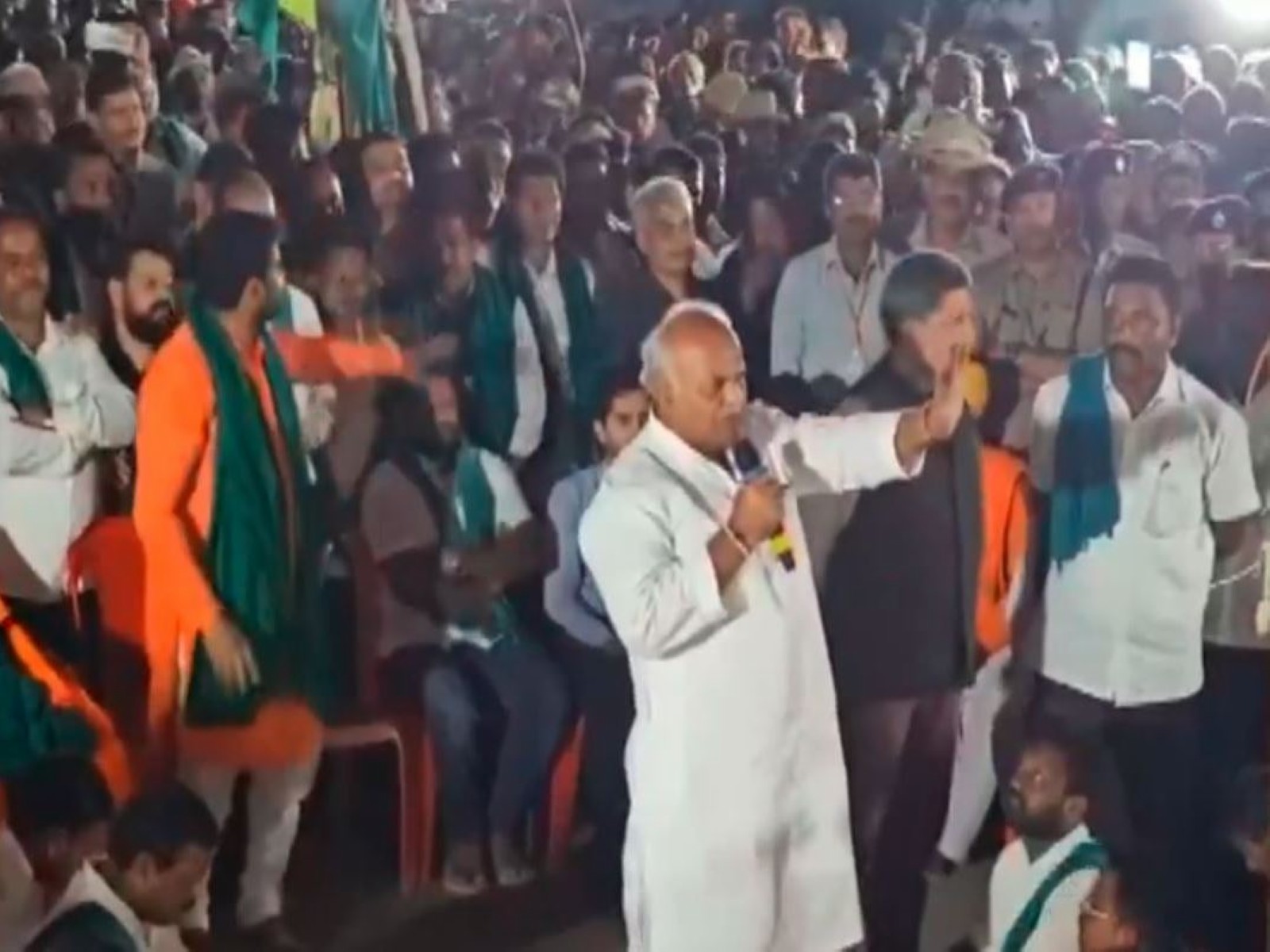 Karnataka Minister Shivanand Patil speaking at sugarcane farmers' protest at Belagavi (Photo/ANI) Karnataka Minister Shivanand Patil speaking at sugarcane farmers' protest at Belagavi (Photo/ANI)