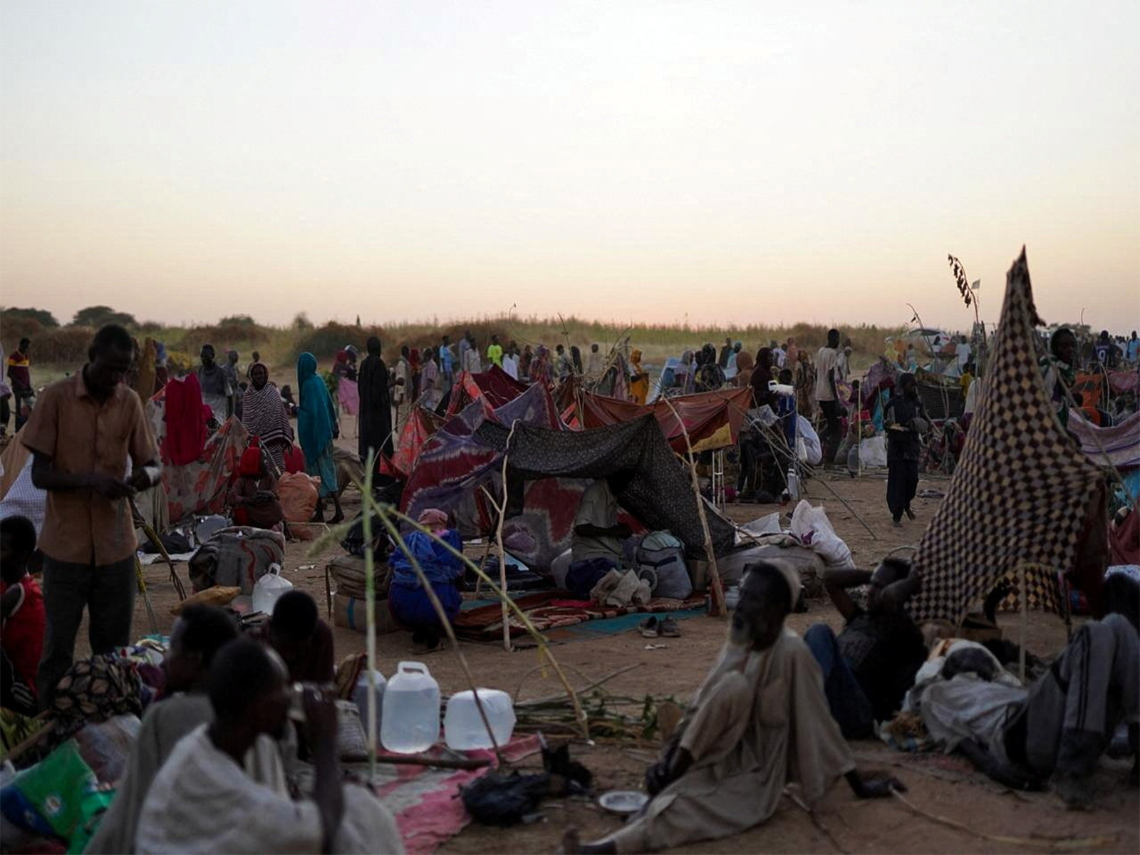 A general view of people sitting at a camp for displaced families who fled from al-Fashir to Tawila, North Darfur (Photo/Reuters) A general view of people sitting at a camp for displaced families who fled from al-Fashir to Tawila, North Darfur (Photo/Reuters)