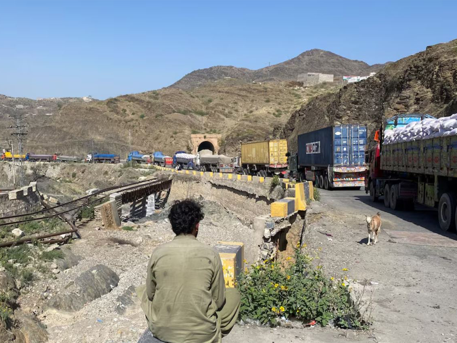 A man sits next to trucks parked at the Torkham border crossing, after Pakistan closed border crossings with Afghanistan, following exchanges of fire between the forces of the two countries, in Torkham, Pakistan (Photo/Reuters) A man sits next to trucks parked at the Torkham border crossing, after Pakistan closed border crossings with Afghanistan, following exchanges of fire between the forces of the two countries, in Torkham, Pakistan (Photo/Reuters)