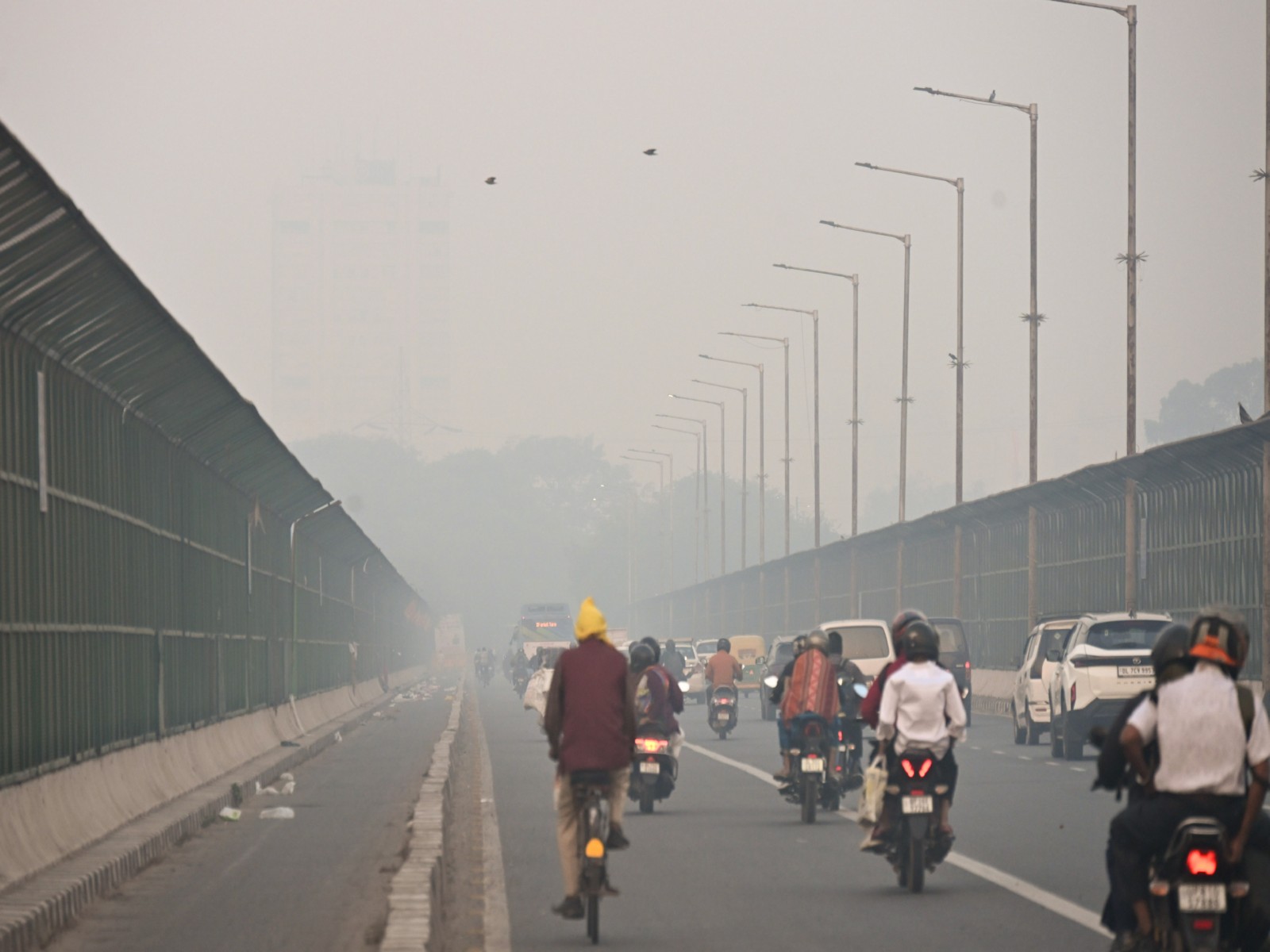 Vehicles move amidst smog as the air quality index (AQI) level remains in a 'Very poor' category at ITO (Photo/ANI)