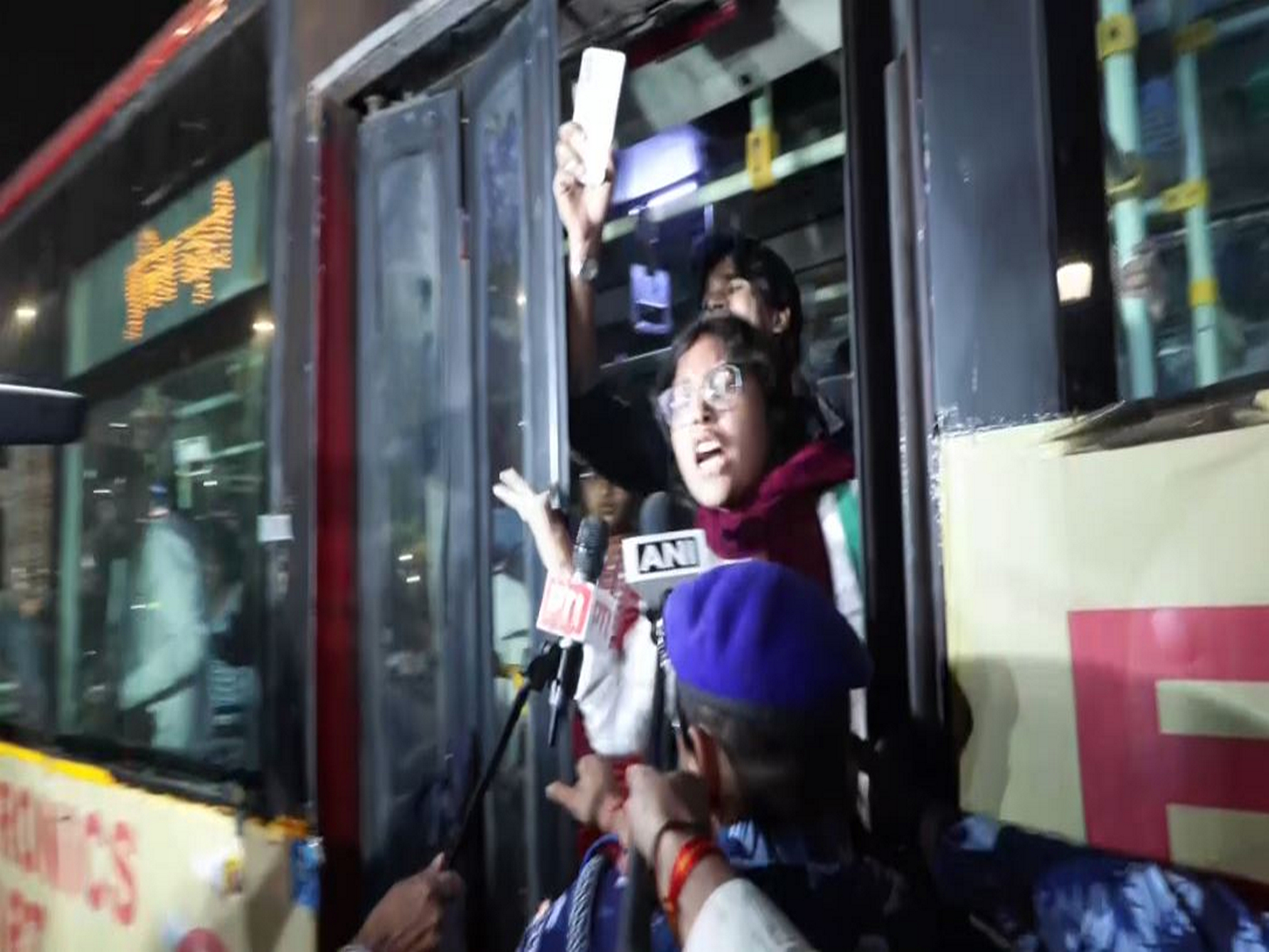 Delhi Police detain people protesting at India Gate. (Photo/ANI)