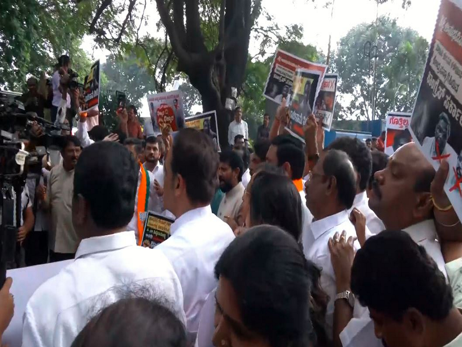 BJP protest outside Karnataka CM Siddaramaiah’s residence in Bengaluru (Photo/ANI) BJP protest outside Karnataka CM Siddaramaiah’s residence in Bengaluru (Photo/ANI)