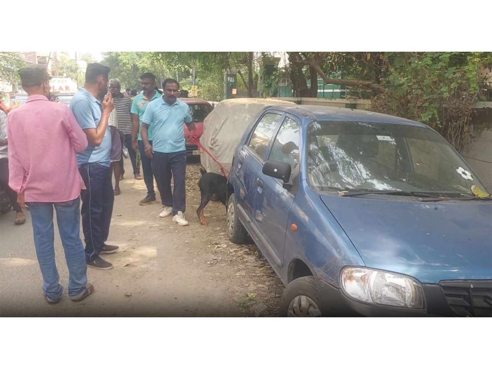 Police teams investigate incident of man hacked to death in Tiruchirappalli (Photo/ANI) Police teams investigate incident of man hacked to death in Tiruchirappalli (Photo/ANI)