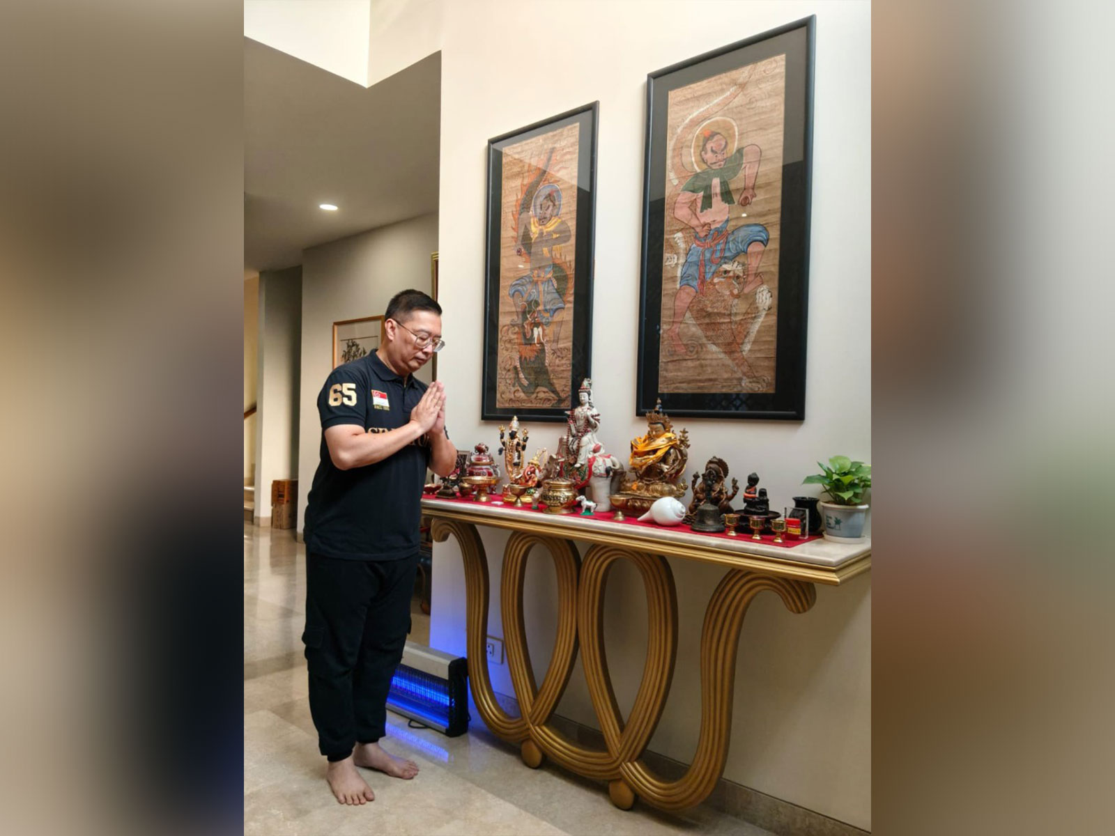 Singapore’s High Commissioner to India, Simon Wong, offers prayers for the victims of the Delhi Red Fort blast, which he described as an “act of terror,” expressing solidarity with India and the affected families. (Photo: X/@SGinIndia)