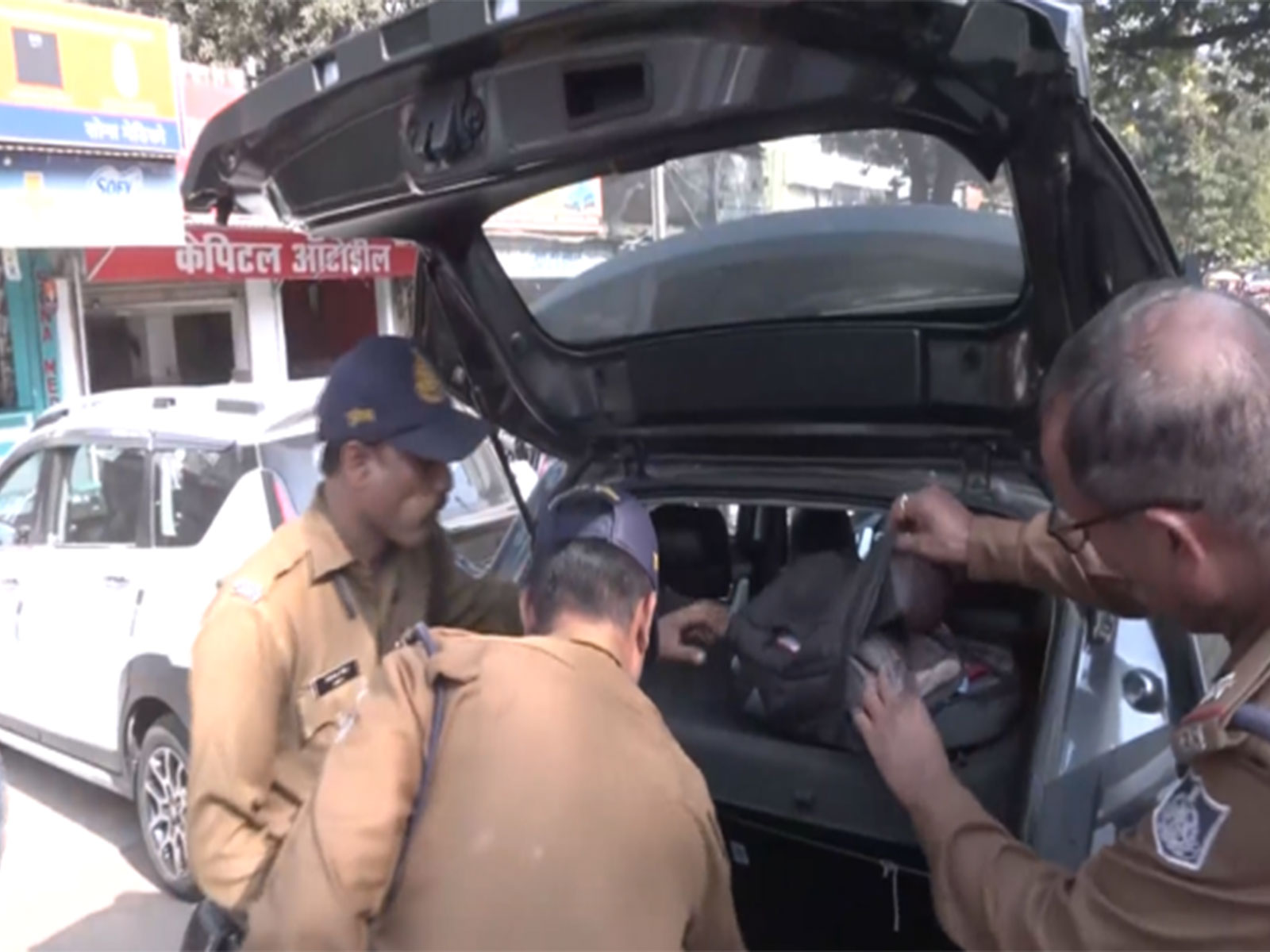 Madhya Pradesh Police are checking vehicle in Bhopal (Photo/ANI) Madhya Pradesh Police are checking vehicle in Bhopal (Photo/ANI)
