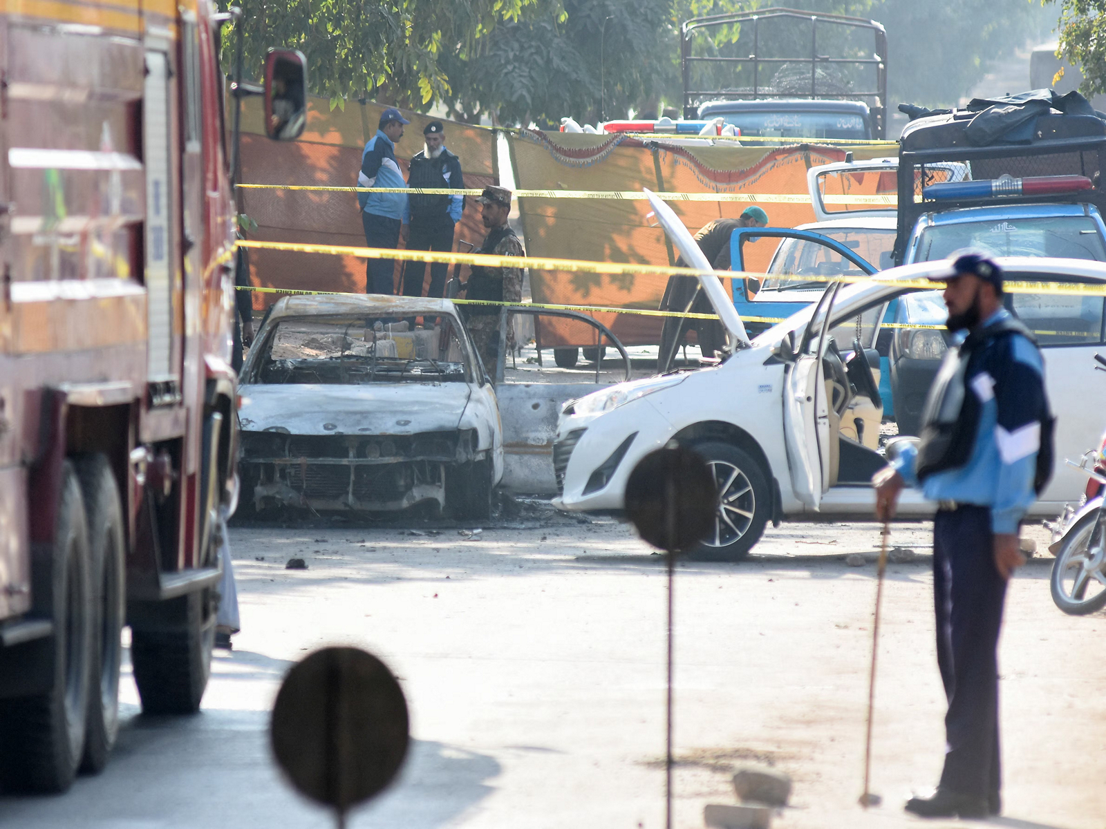A police officer stands guard at the site of a suicide blast outside the district court building in Islamabad, Pakistan (Photo/Reuters)