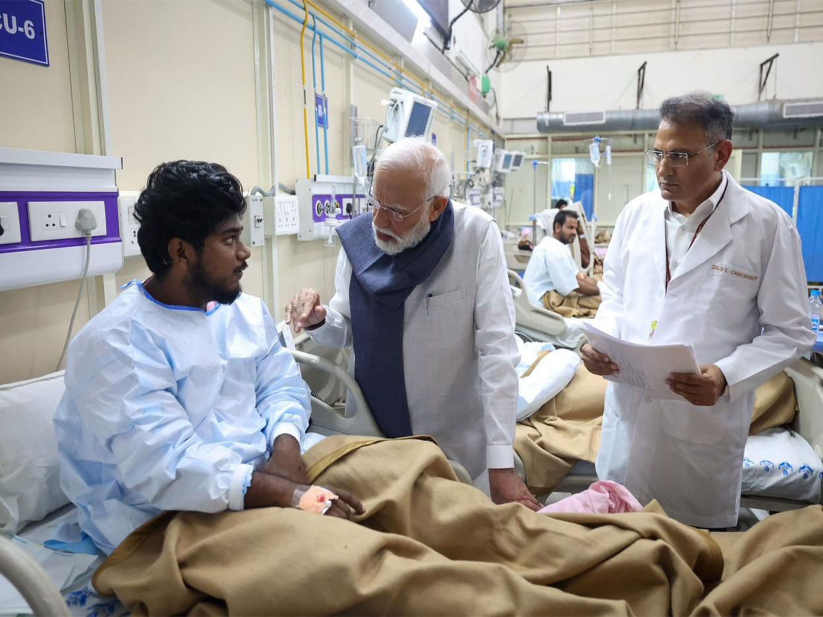 PM Modi meets with injured victims of Delhi blast at LNJP hospital (Photo/X@narendramodi) PM Modi meets with injured victims of Delhi blast at LNJP hospital (Photo/X@narendramodi)