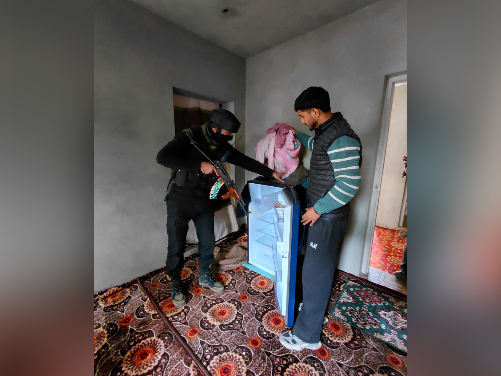 Security personnel conducting CASO operations in Pulwama district (Photo/Pulwama Police)