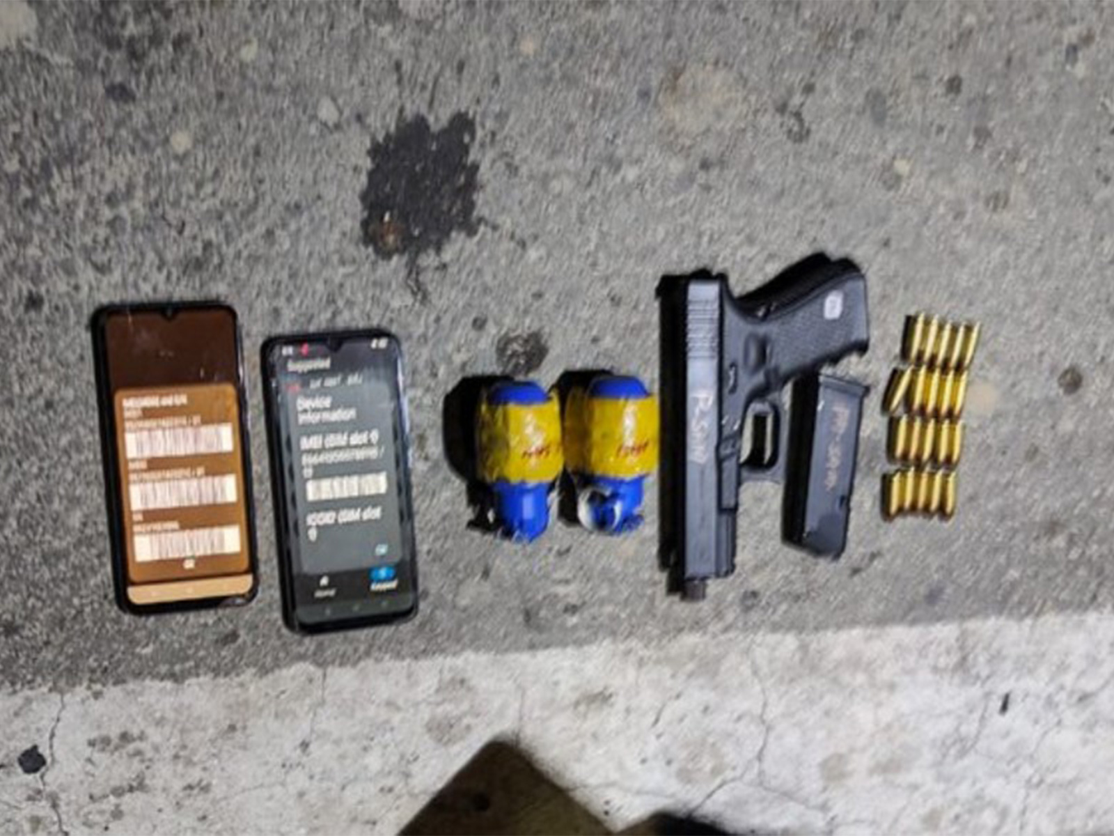 Items recovered during the operation (Photo/X/Kashmir Zone Police)