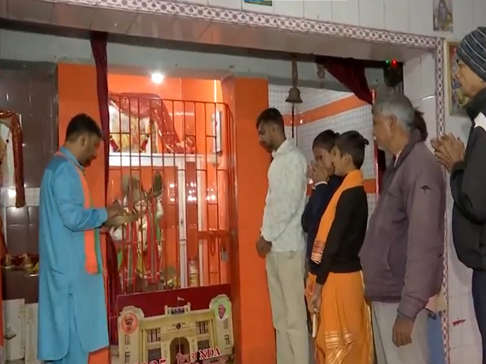 BJP workers offer prayers at Hanuman Temple in Patna (Photo/ANI) BJP workers offer prayers at Hanuman Temple in Patna (Photo/ANI)