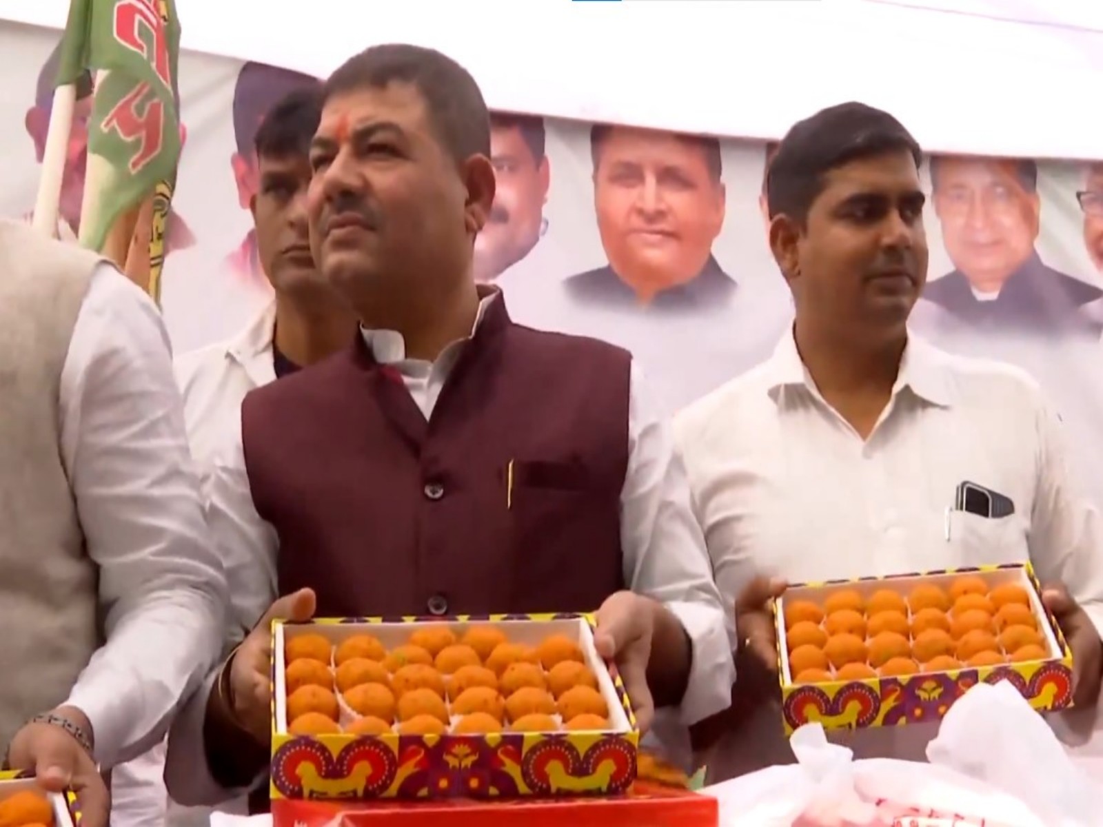 JD(U) workers celebrate outside party office in Patna (Photo: ANI)
