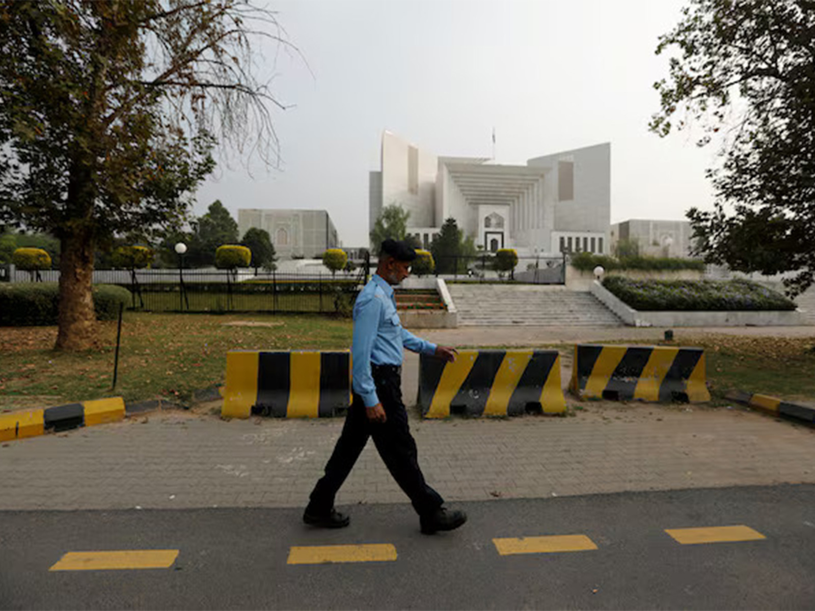 A policeman walks past the Supreme Court building in Islamabad, Pakistan. (Photo/Reuters) A policeman walks past the Supreme Court building in Islamabad, Pakistan. (Photo/Reuters)