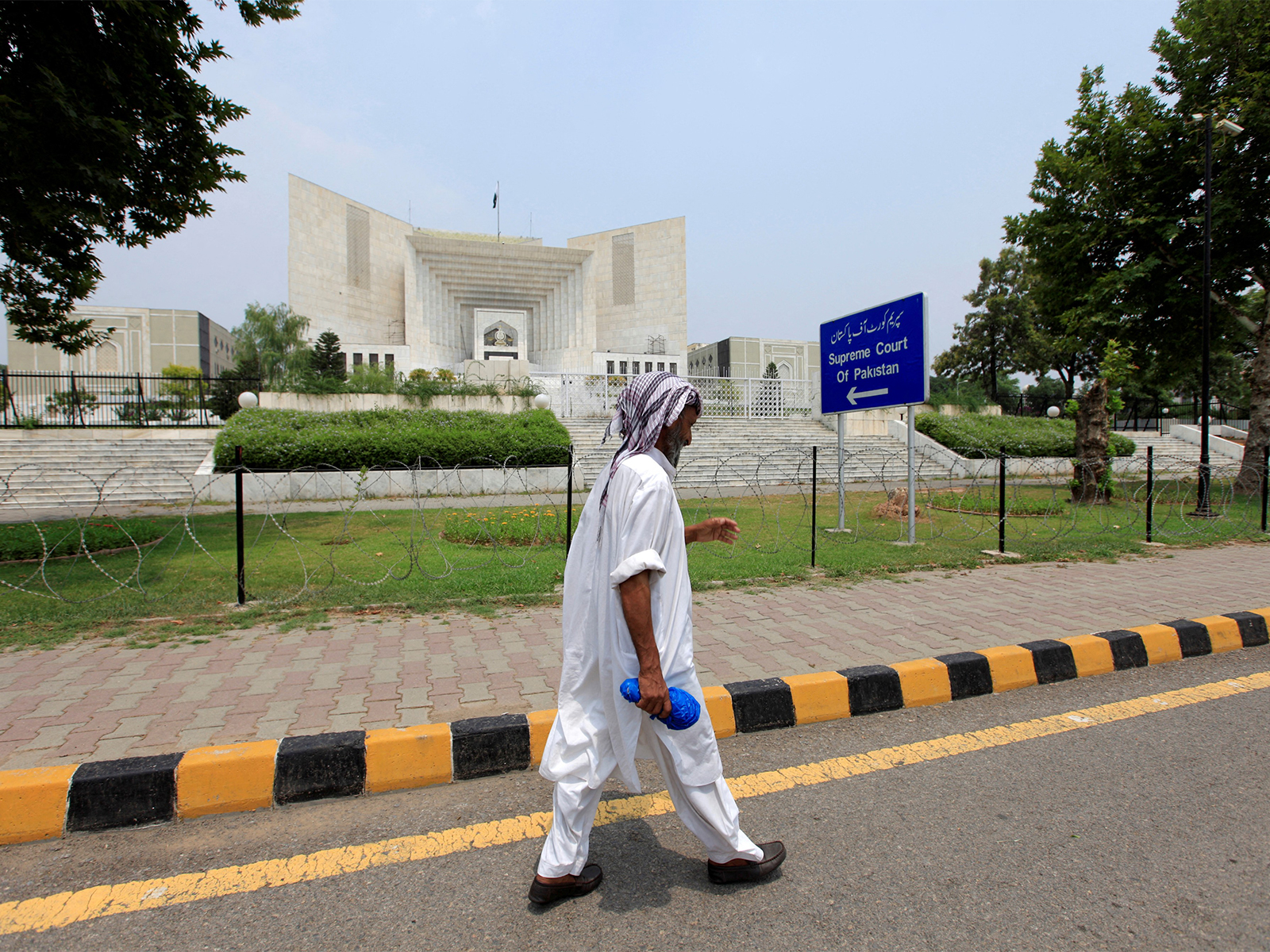 A man walks past the Supreme Court building in Islamabad, Pakistan. (Photo/Reuters) A man walks past the Supreme Court building in Islamabad, Pakistan. (Photo/Reuters)