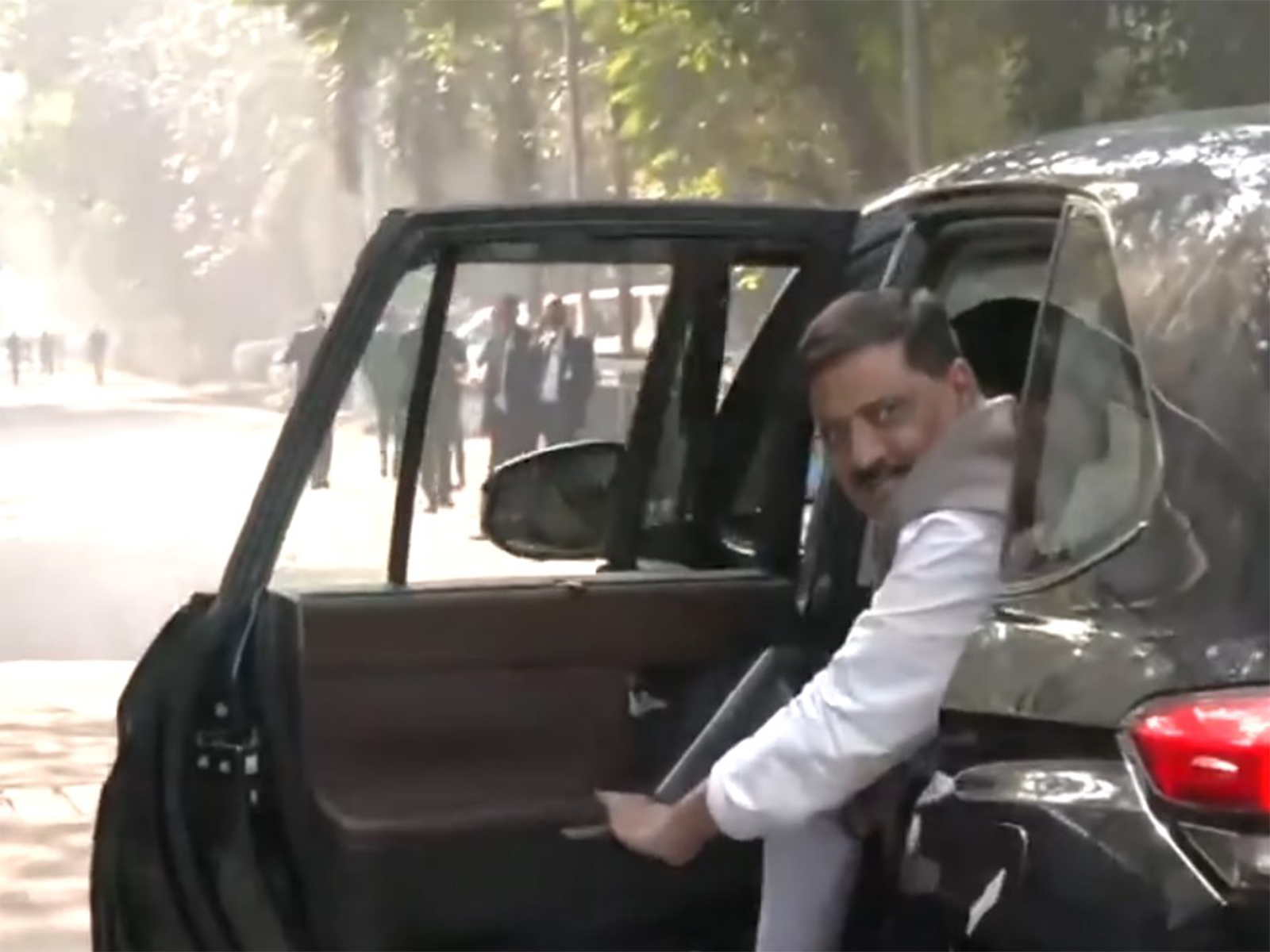 JD(U) leader Sanjay Jha arrives at CM Nitish Kumar's residence (Photo: ANI)