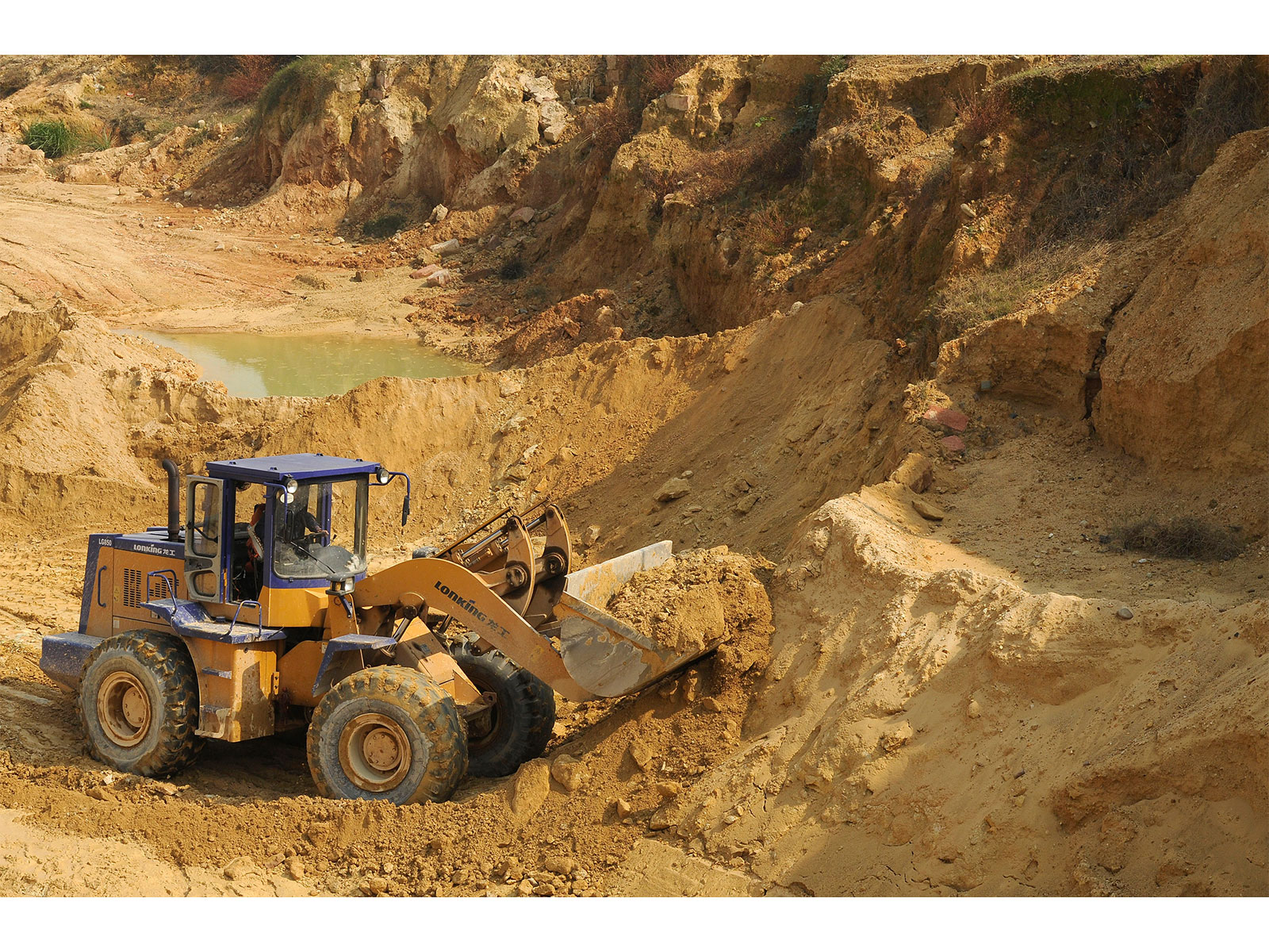 A worker drives a skip loader while working at the site of a rare earth metals mine at Nancheng county in China (Photo/Reuters) A worker drives a skip loader while working at the site of a rare earth metals mine at Nancheng county in China (Photo/Reuters)