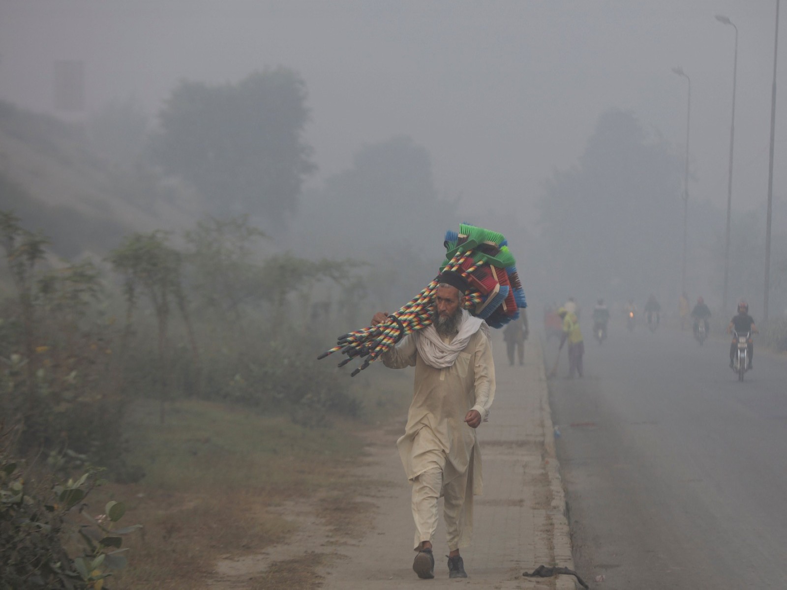 A man walks amid pollution and smoke in Lahore (Photo/ Reuters) A man walks amid pollution and smoke in Lahore (Photo/ Reuters)