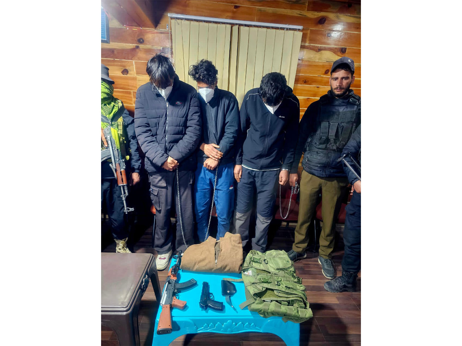 Three held in Anantnag for carrying fake AK-47, pistol (Photo/Anantnag Police)