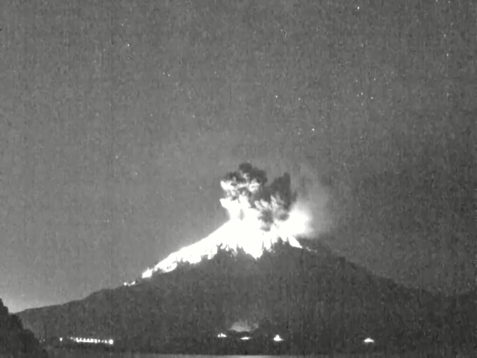Volcano in Japan (Photo/Reuters) Volcano in Japan (Photo/Reuters)