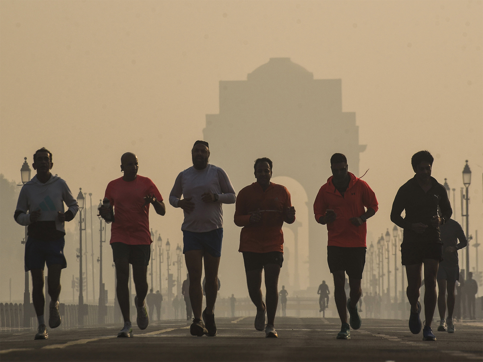 People jog at Kartavya Path amid dense smog as the air quality remains 'poor' (Photo/ANI) People jog at Kartavya Path amid dense smog as the air quality remains 'poor' (Photo/ANI)