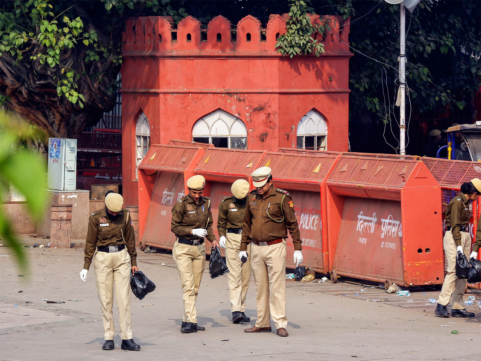 Delhi police personnel conduct an investigation at car blast site near Red Fort (File Photo/ANI) Delhi police personnel conduct an investigation at car blast site near Red Fort (File Photo/ANI)