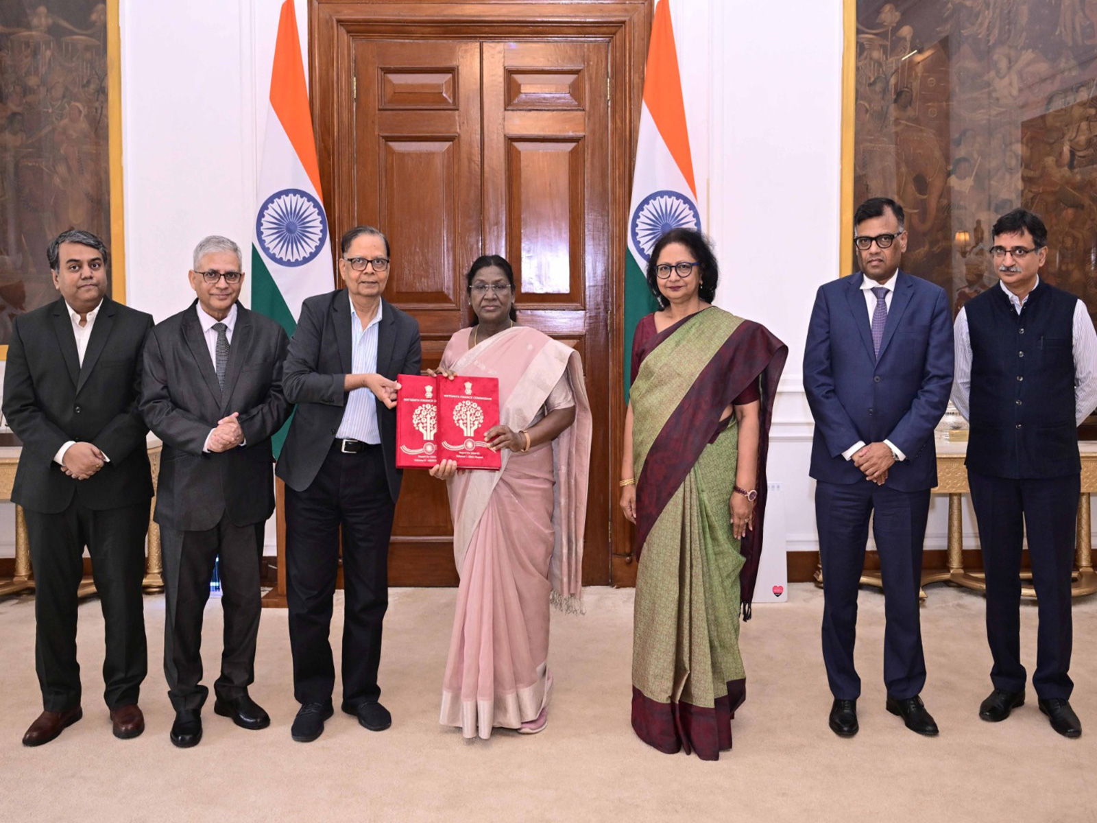 Members of 16th Finance Commission with President Droupadi Murmu ( (Photo/@rashtrapatibhvn on X) Members of 16th Finance Commission with President Droupadi Murmu ( (Photo/@rashtrapatibhvn on X)