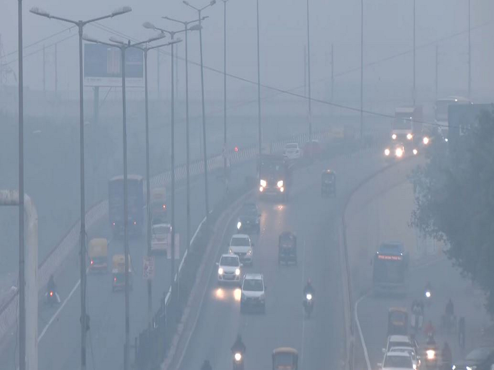 Visual showcasing toxic smog at Anand Vihar, Delhi (Photo/ANI) Visual showcasing toxic smog at Anand Vihar, Delhi (Photo/ANI)