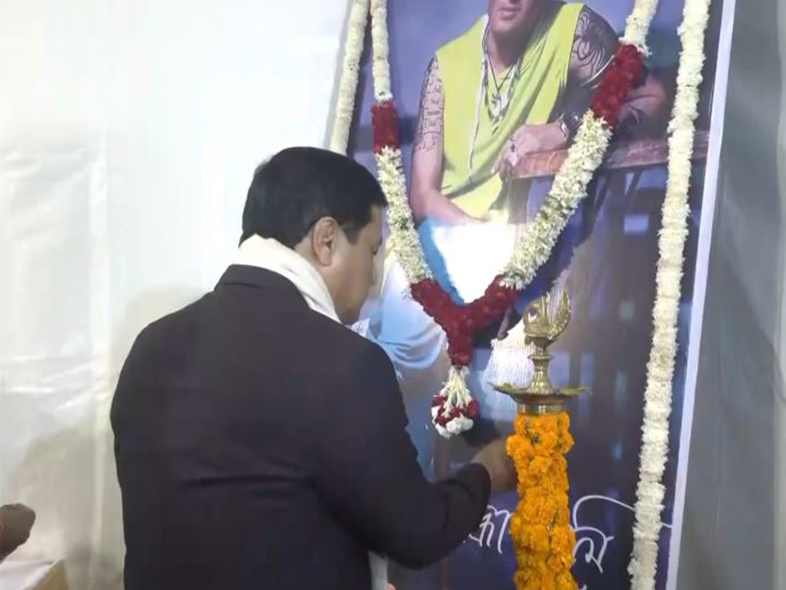 Union Minister Sonowal pays floral tribute (Photo/ANI)