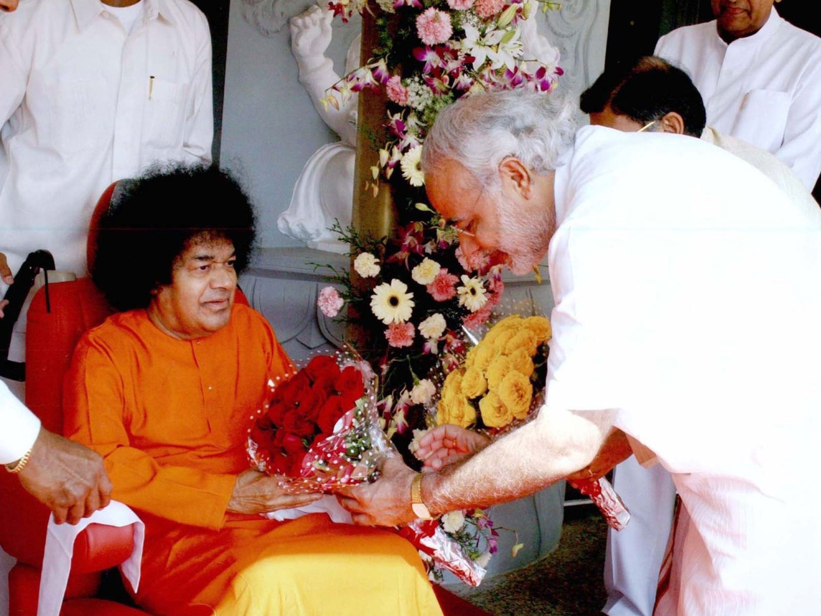 Prime Minister Narendra Modi with Sri Sathya Sai Baba (Photo/X@narendramodi)