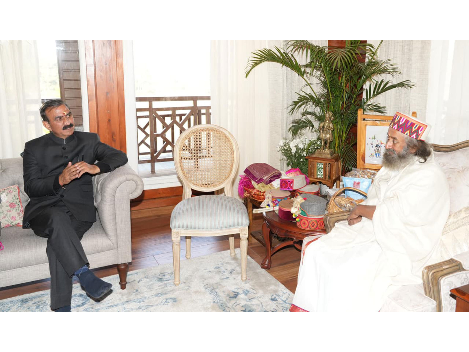 Himachal CM Sukhvinder Singh Sukhu with Sri Sri Ravi Shankar (Photo/Himachal CMO)