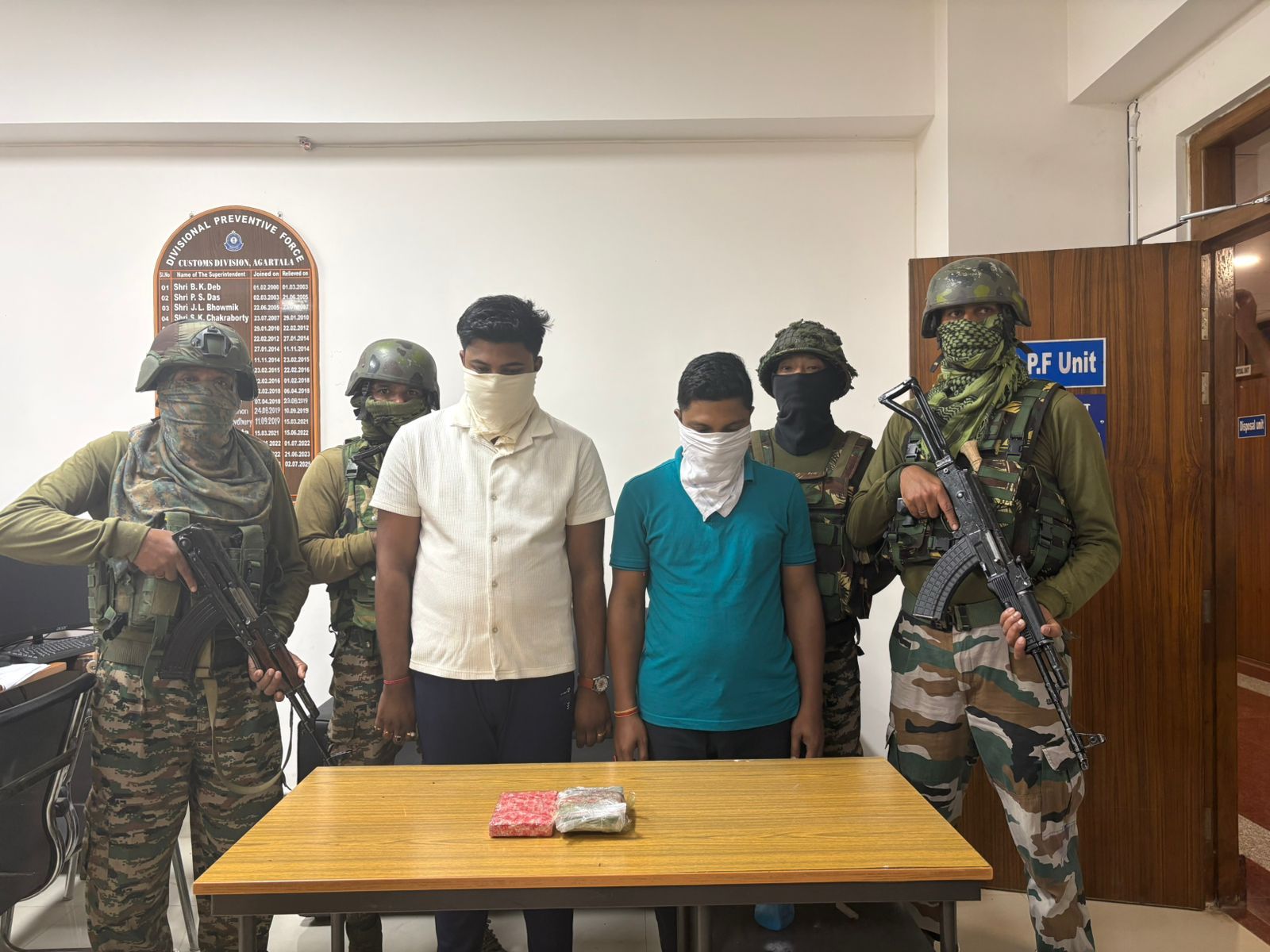 Assam Rifles with the accused. (Photo/Headquarters Inspector General Assam Rifles (East)) Assam Rifles with the accused. (Photo/Headquarters Inspector General Assam Rifles (East))