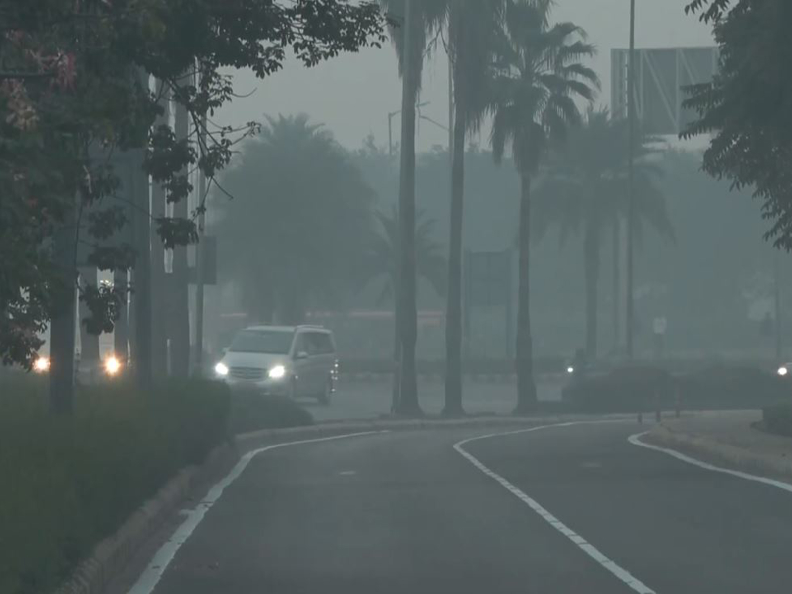 Visual showcasing toxic smog at IGI T3, Delhi (Photo/ANI) Visual showcasing toxic smog at IGI T3, Delhi (Photo/ANI)