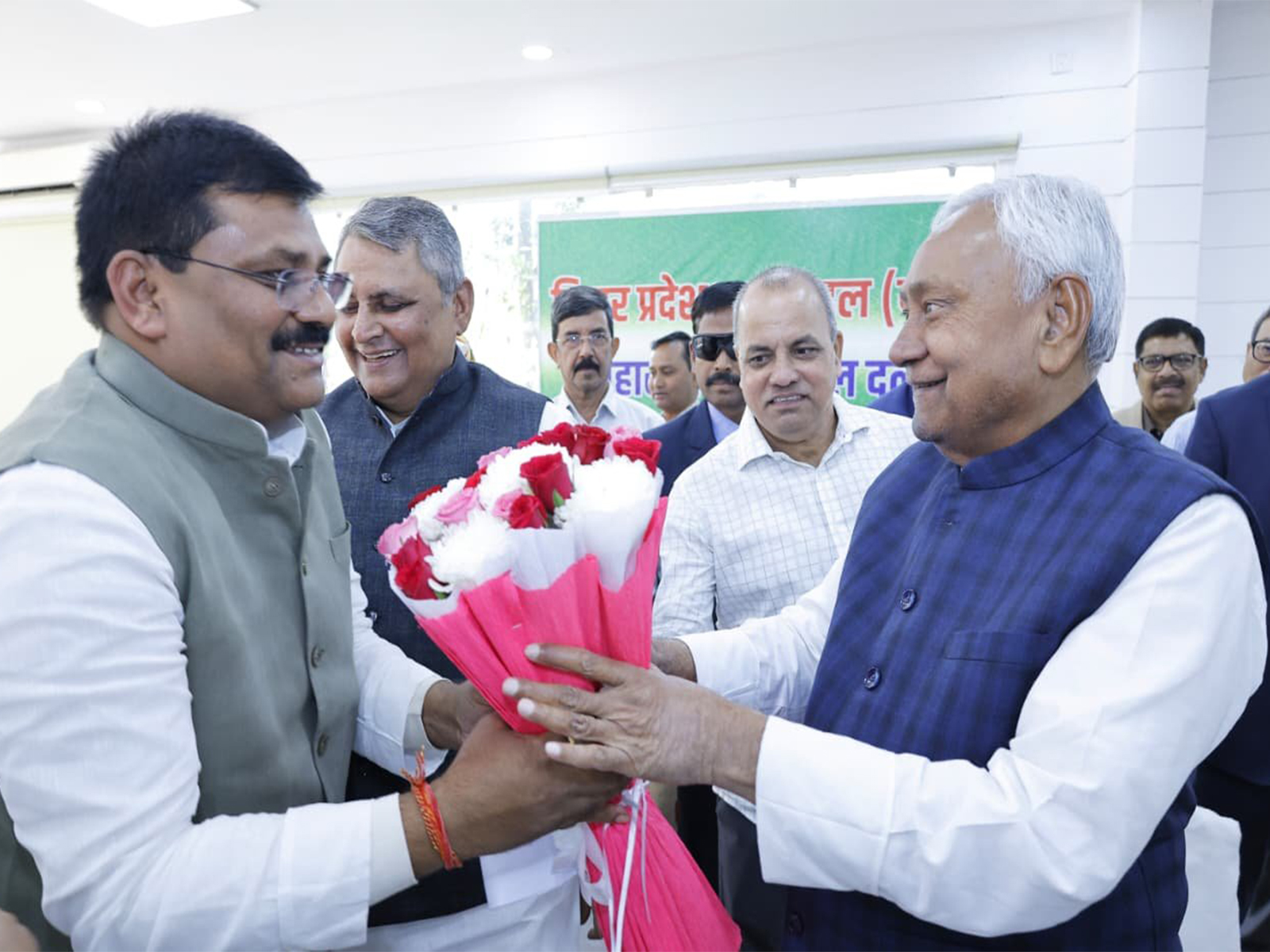 JD(U) leaders welcome Nitish Kumar in Patna (Photo X/JD(U)) JD(U) leaders welcome Nitish Kumar in Patna (Photo X/JD(U))