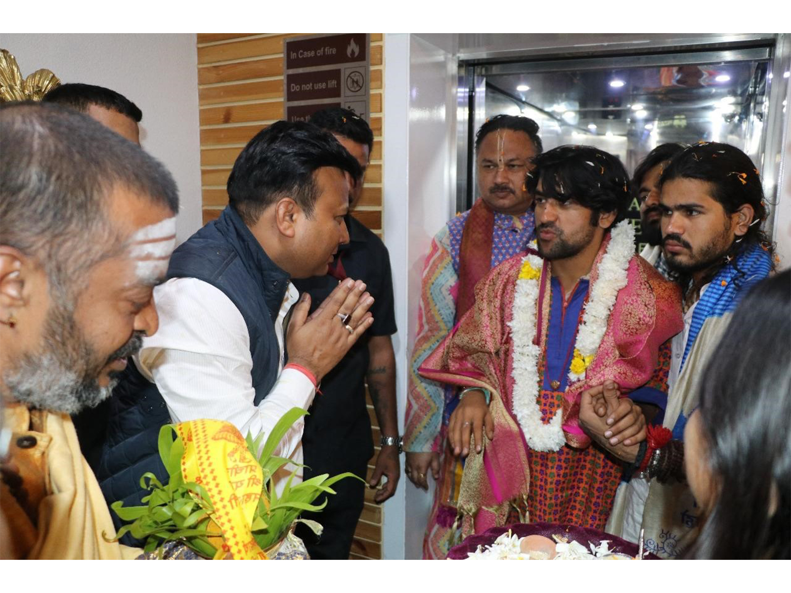 Bageshwar Baba at Sanskriti University: Inspires Students, Praises Values & Salutes - “Border Pe Jawan, Desh Ka Kisaan Hi Bharat Ke Asli Heroes!” Bageshwar Baba at Sanskriti University: Inspires Students, Praises Values & Salutes - “Border Pe Jawan, Desh Ka Kisaan Hi Bharat Ke Asli Heroes!”