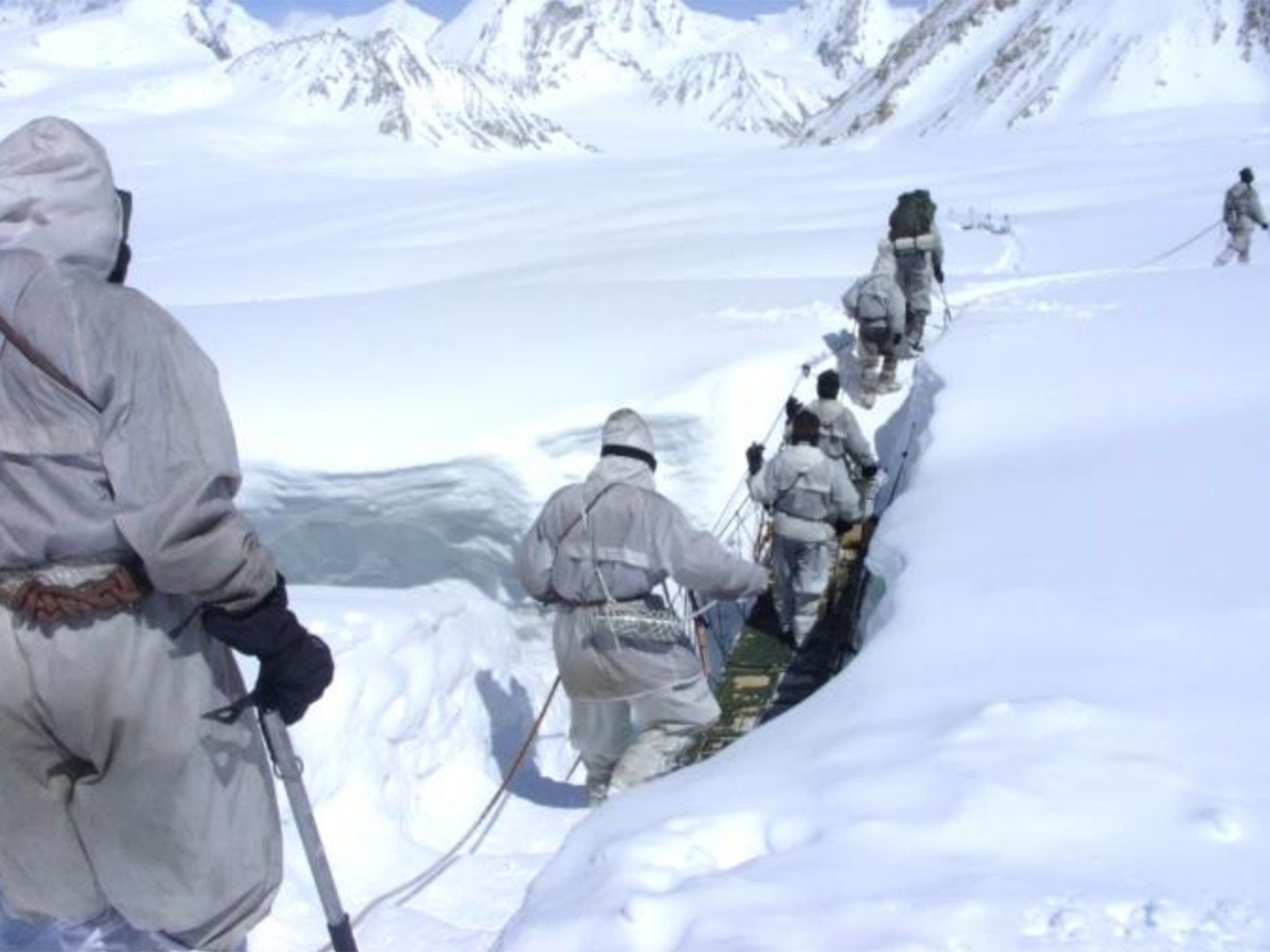 Army personnel using Special Clothing and Mountaineering Equipment (Photo/@adgpi) Army personnel using Special Clothing and Mountaineering Equipment (Photo/@adgpi)