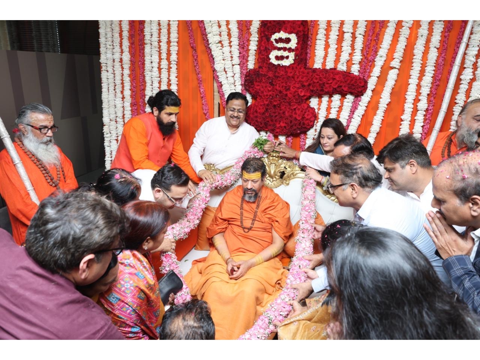 Mahamandaleshwar Kailashanand Giri met devotees at RPS 12th Avenue, Faridabad Mahamandaleshwar Kailashanand Giri met devotees at RPS 12th Avenue, Faridabad