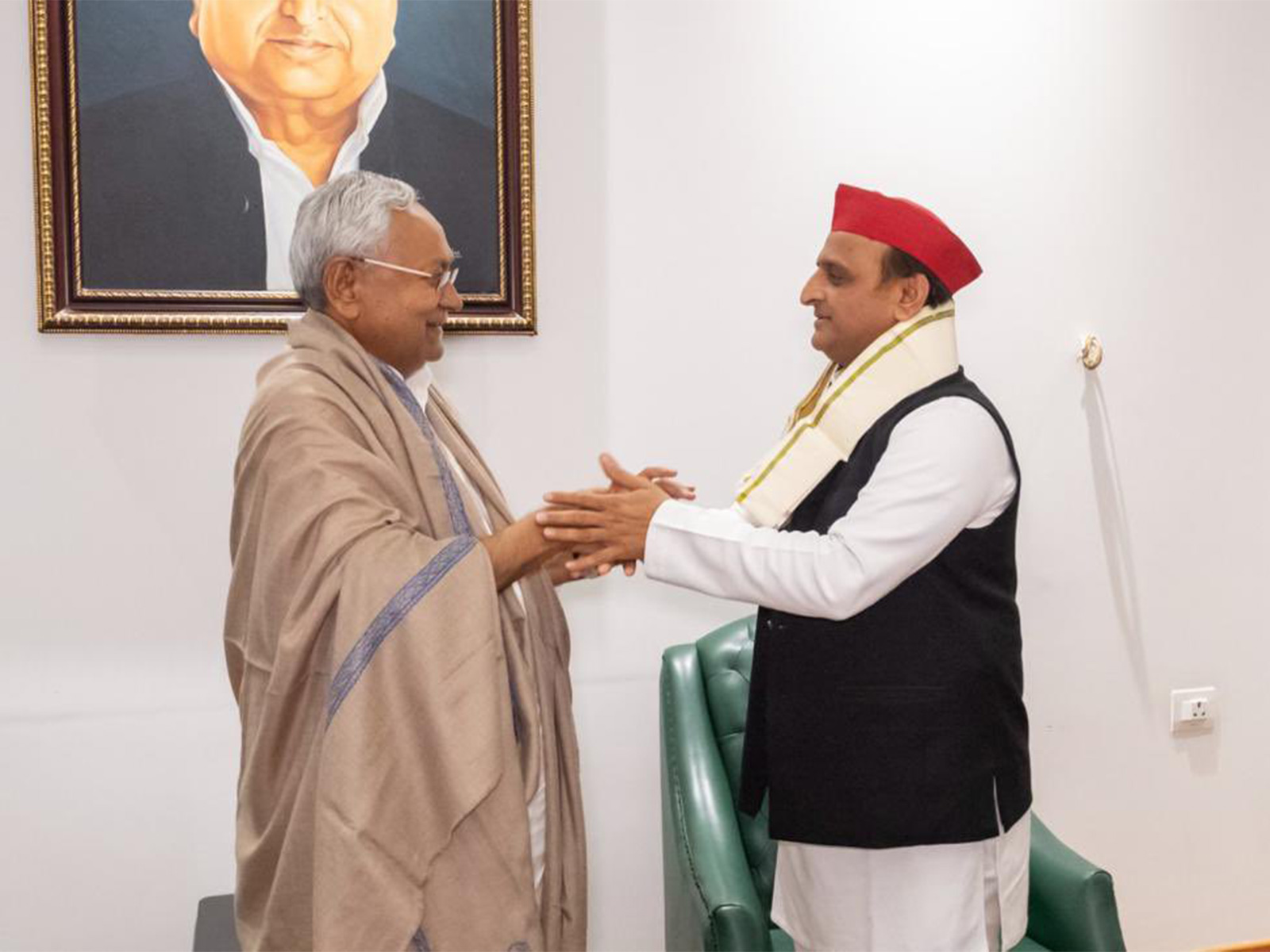 Akhilesh Yadav with Nitish Kumar (Photo/X @yadavakhilesh)
