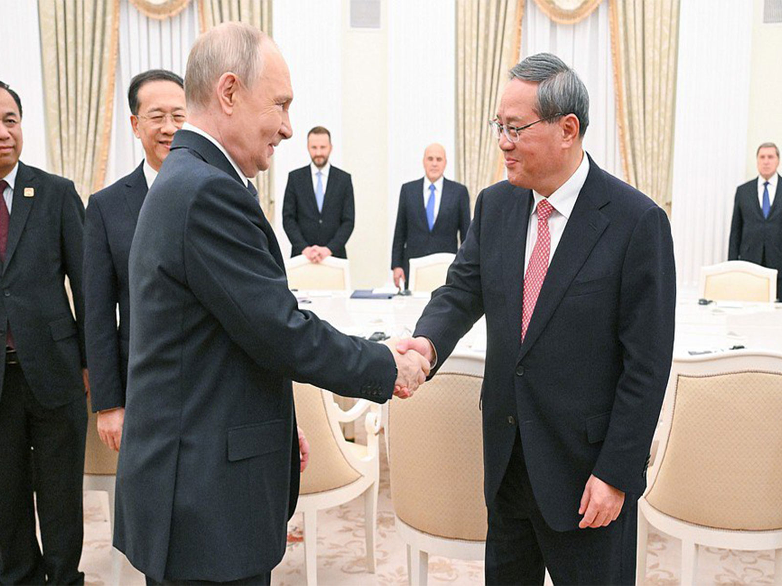 Russian President Vladimir Putin meets Chinese Premier Li Qiang during talks in Moscow on November 18. (Image: X/@mfa_russia)