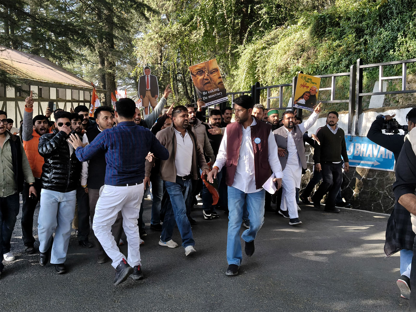 Youth Congress stages ‘Raj Bhawan Gherao’ in Shimla, alleges nationwide ‘vote theft’ (Photo/ANI)