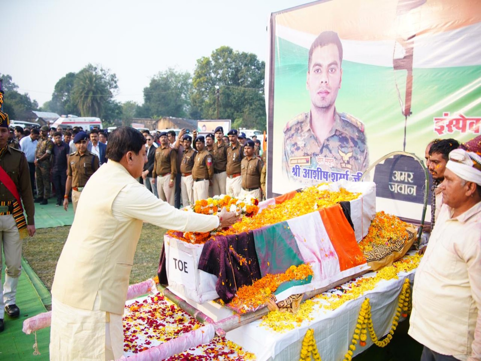 MP CM Mohan Yadav is paying tribute to late Inspector Ashish Sharma (Photo/CMO)