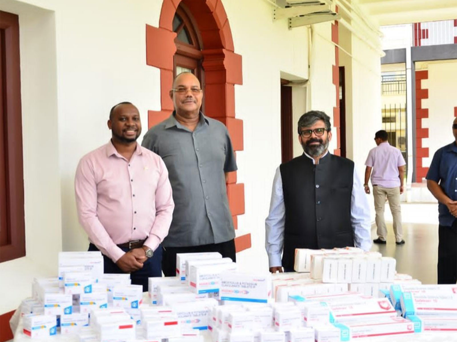 India hands over 3.5 tonnes medicine consignment to Seychelles (Photo/X@hci_seychelles)
