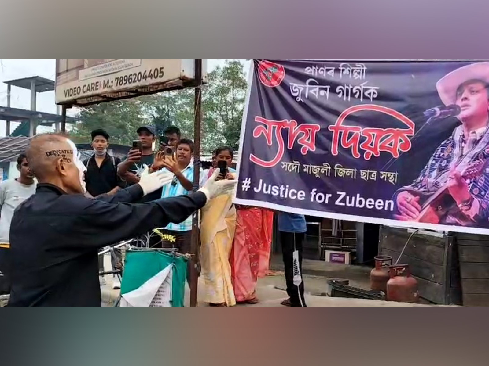 Pantomime artist Debajit Borah giving tribute to Zubeen Garg in Majuli, Assam. (Photo/ANI) Pantomime artist Debajit Borah giving tribute to Zubeen Garg in Majuli, Assam. (Photo/ANI)
