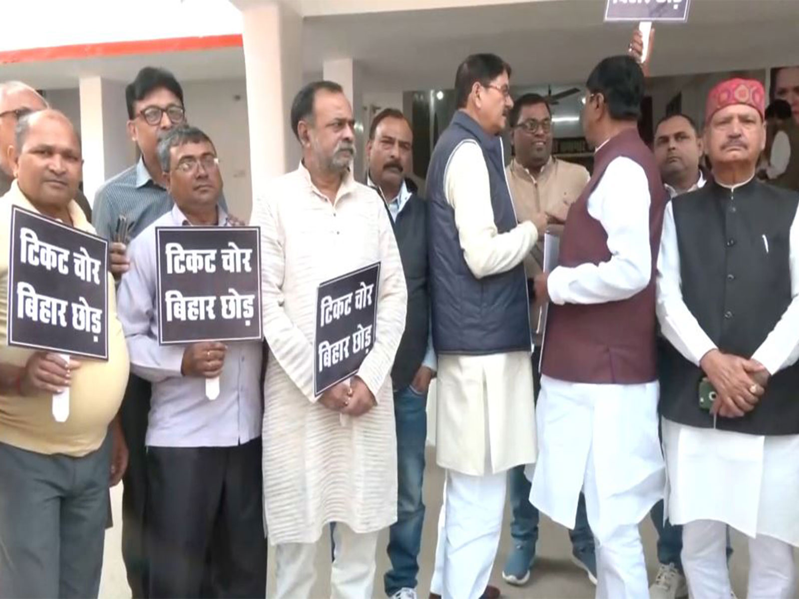 Bihar Congress workers protest against state Chief Rajesh Ram and in-charge Krishna Allavaru (Photo/ANI) Bihar Congress workers protest against state Chief Rajesh Ram and in-charge Krishna Allavaru (Photo/ANI)