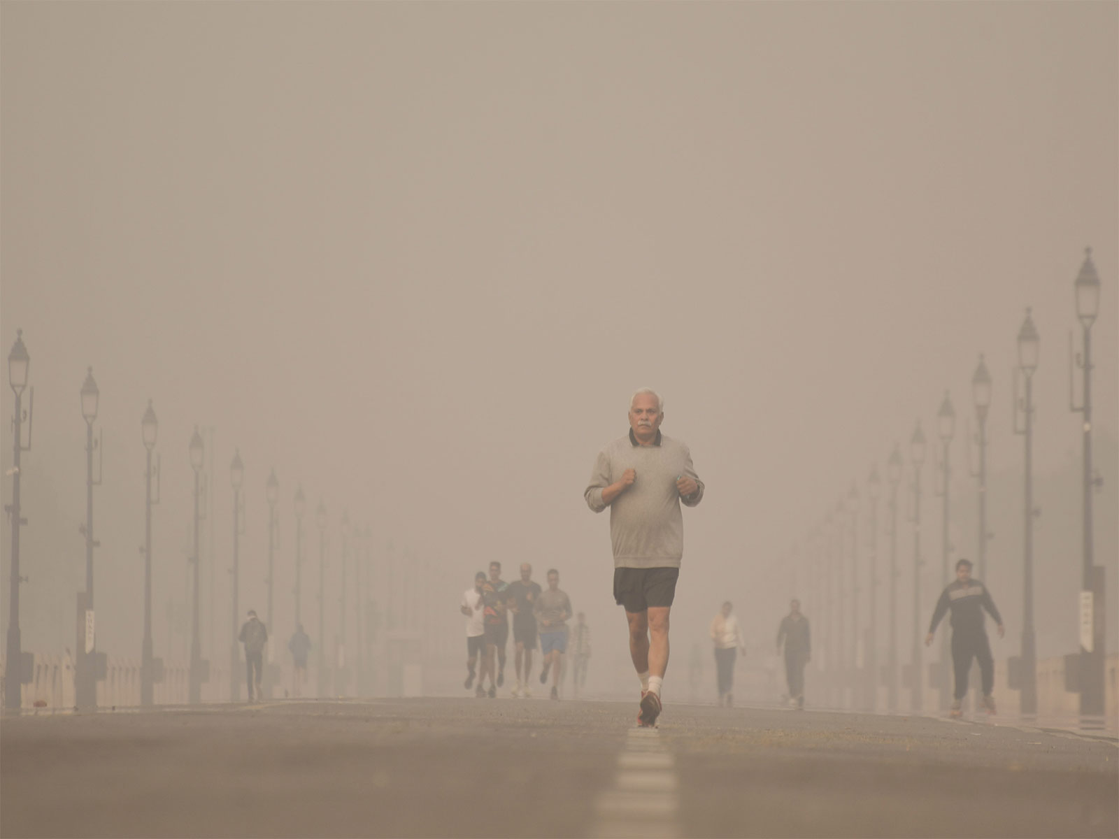Dense smog covers Kartavya Path in Delhi (Photo/ANI)