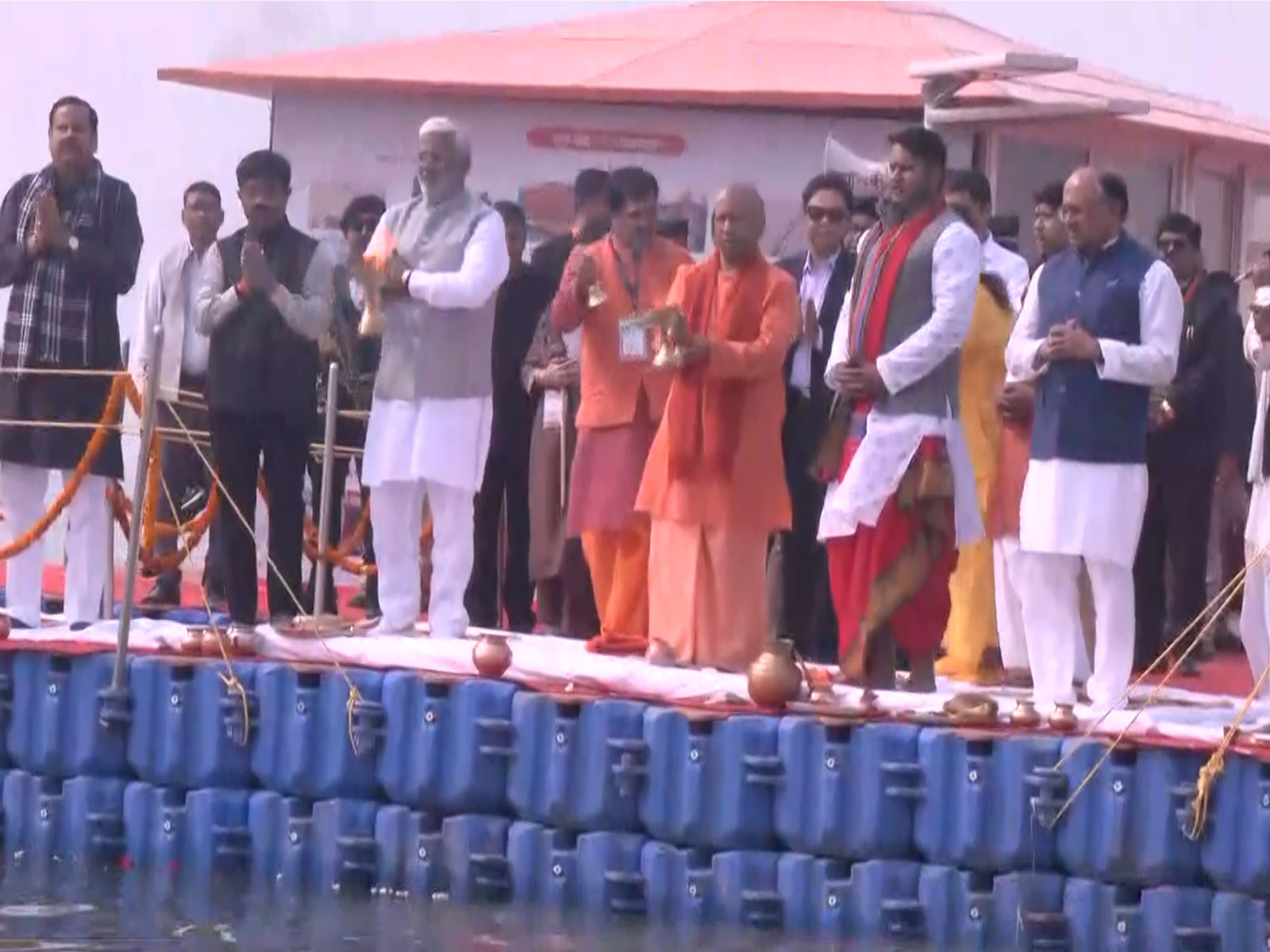 CM Yogi offers prayers at Sangam (Photo/ANI) CM Yogi offers prayers at Sangam (Photo/ANI)