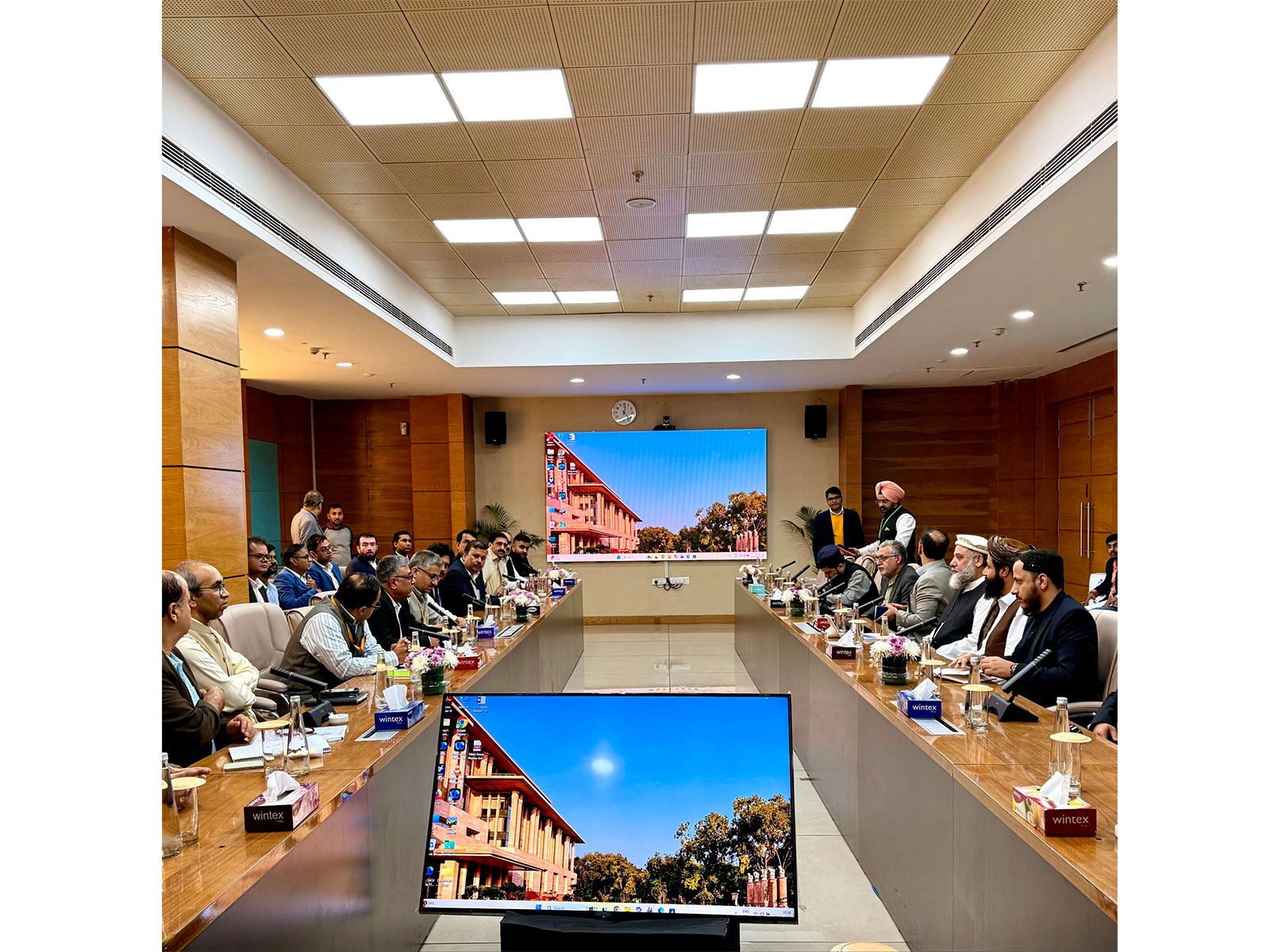 Afghanistan’s Minister of Industry and Commerce, Al-Haj Nooruddin Azizi, meets members of the Spices Export Development Council(Photo:X/@MoICAfghanistan)